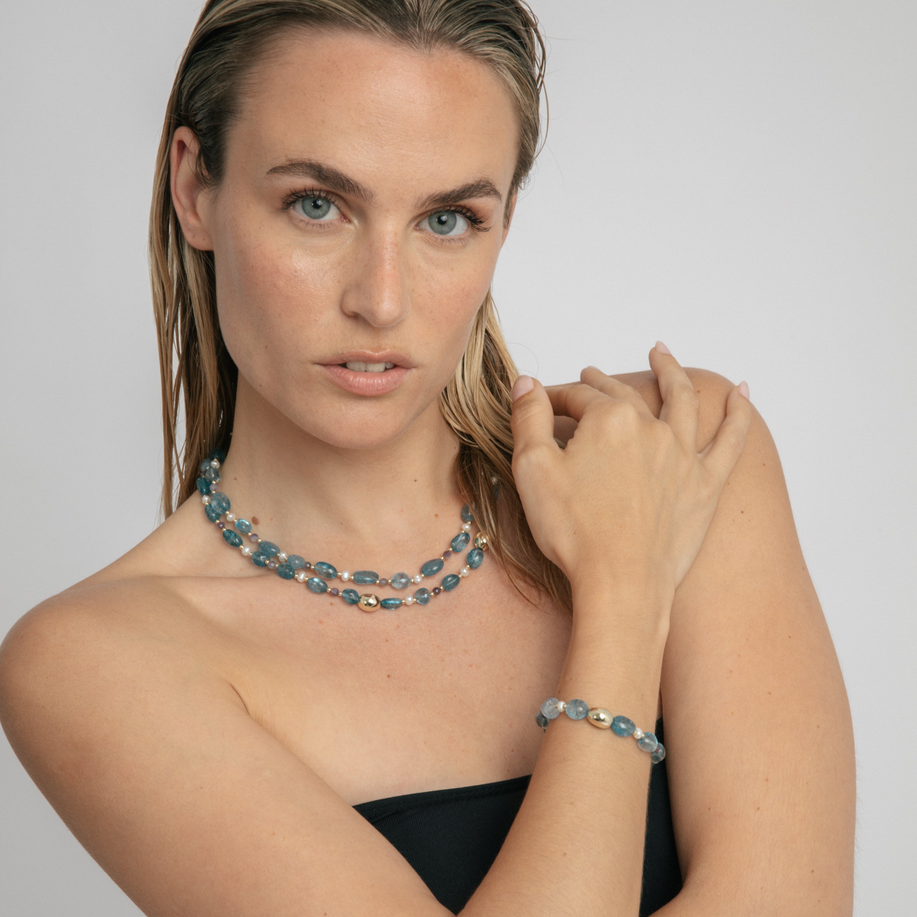 925 Sterling Silver Bracelet and Blue Crystal finished in 18k Yellow Gold - Aswudi