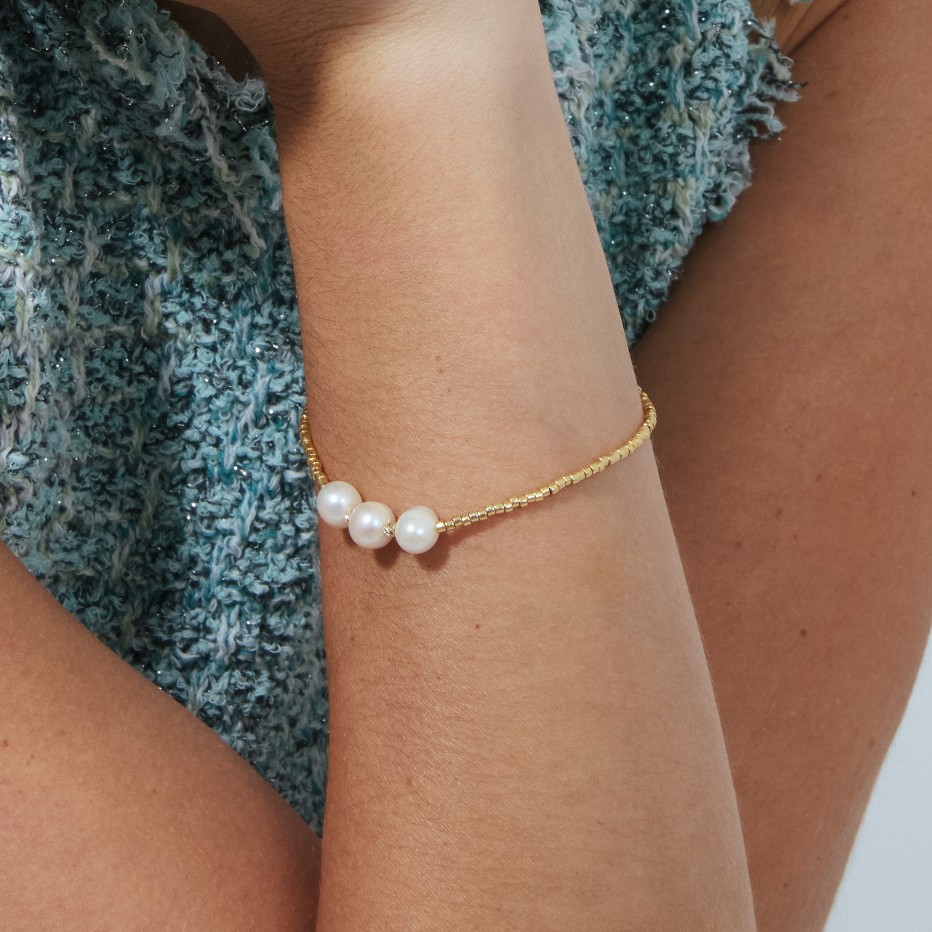 Sterling Silver 925 Bracelet with White Pearl Finished in 18k Yellow Gold - Oschu
