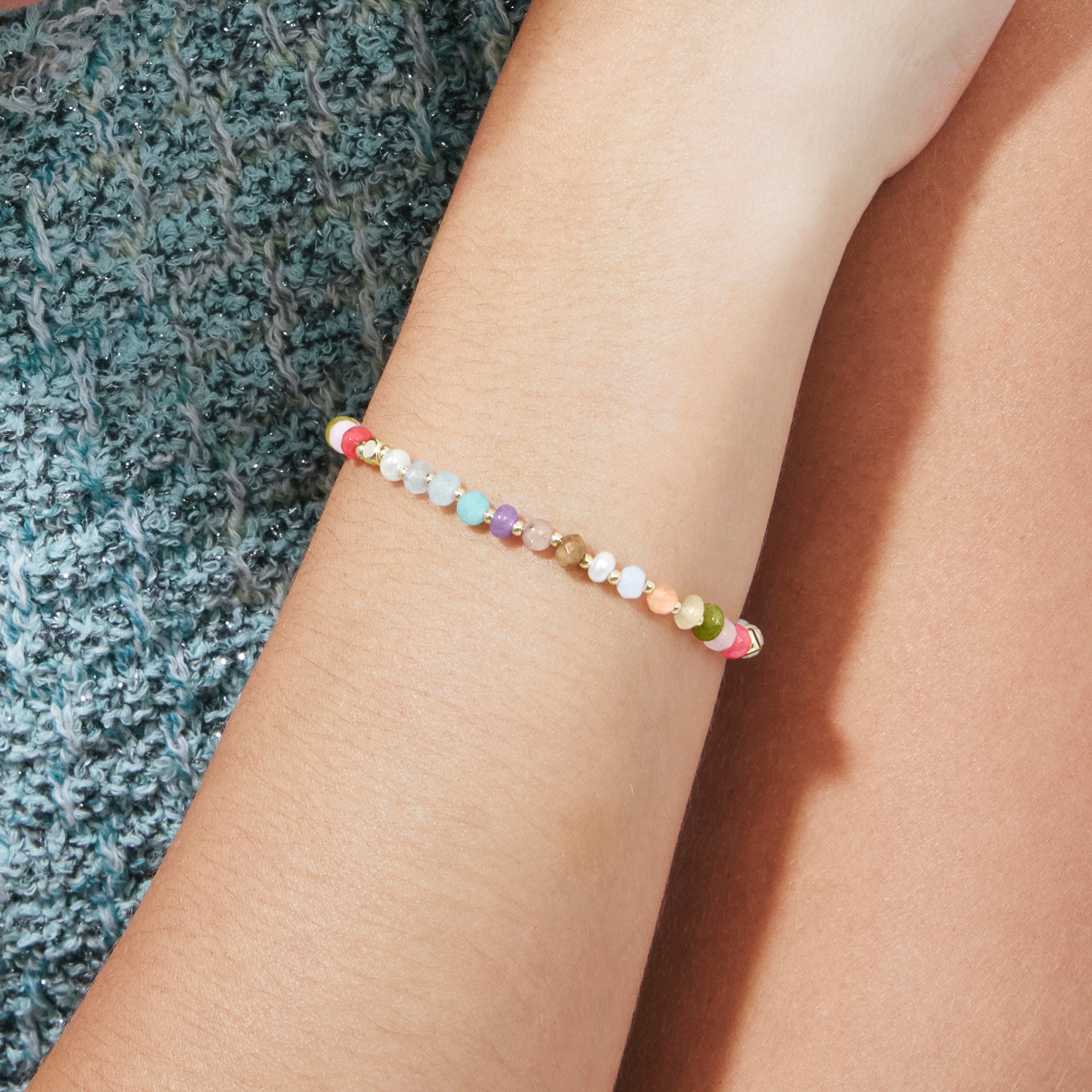 Armband aus 925er Sterlingsilber mit mehrfarbigem Naturstein und 18-karätiger Gelbgoldbeschichtung - Abdas