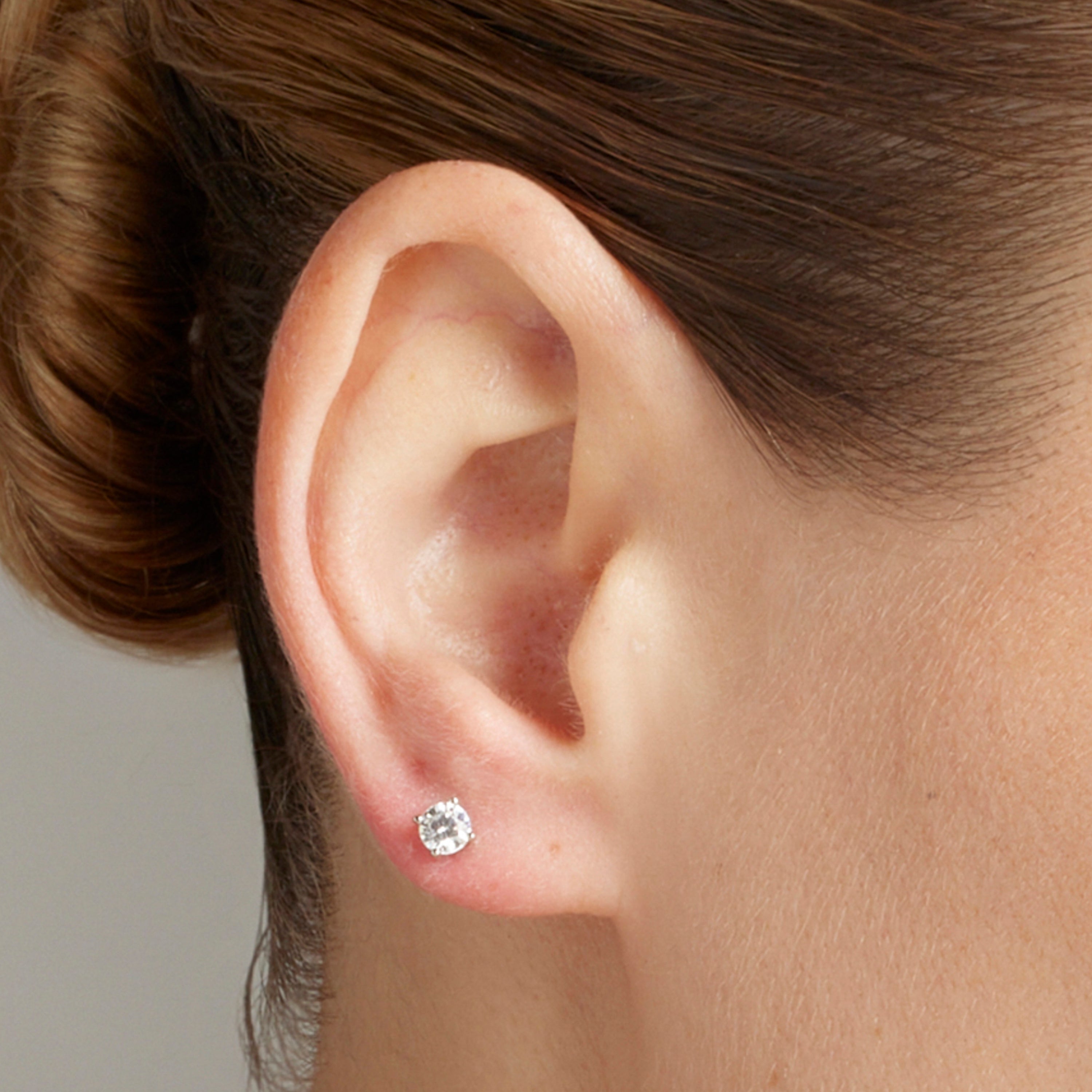 Ohrringe aus 925er Sterlingsilber mit glänzenden Zirkonia, rhodiniert - Kyoro