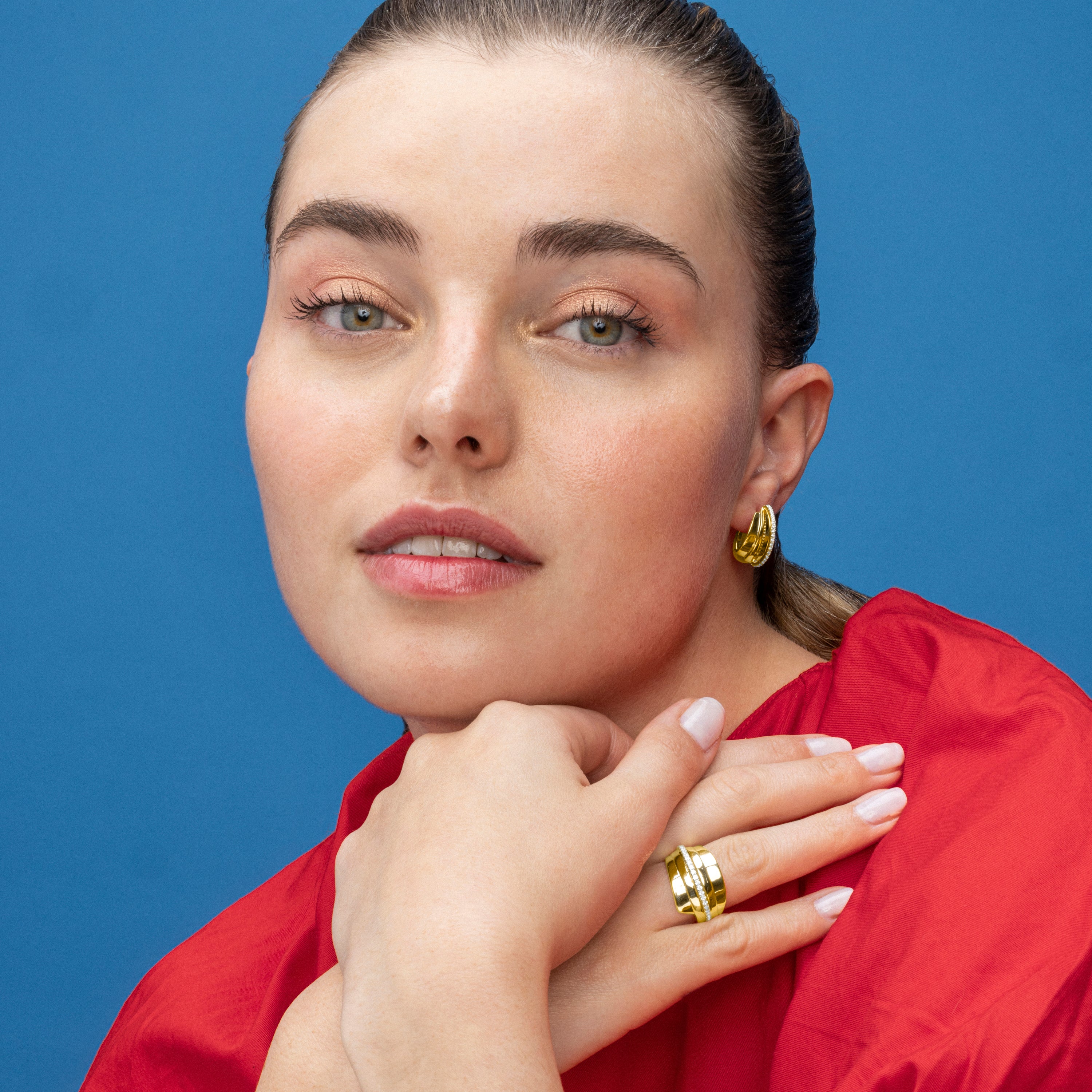 925er Silberohrringe mit glänzenden Zirkonia, 18k Gold-Finish - Makho