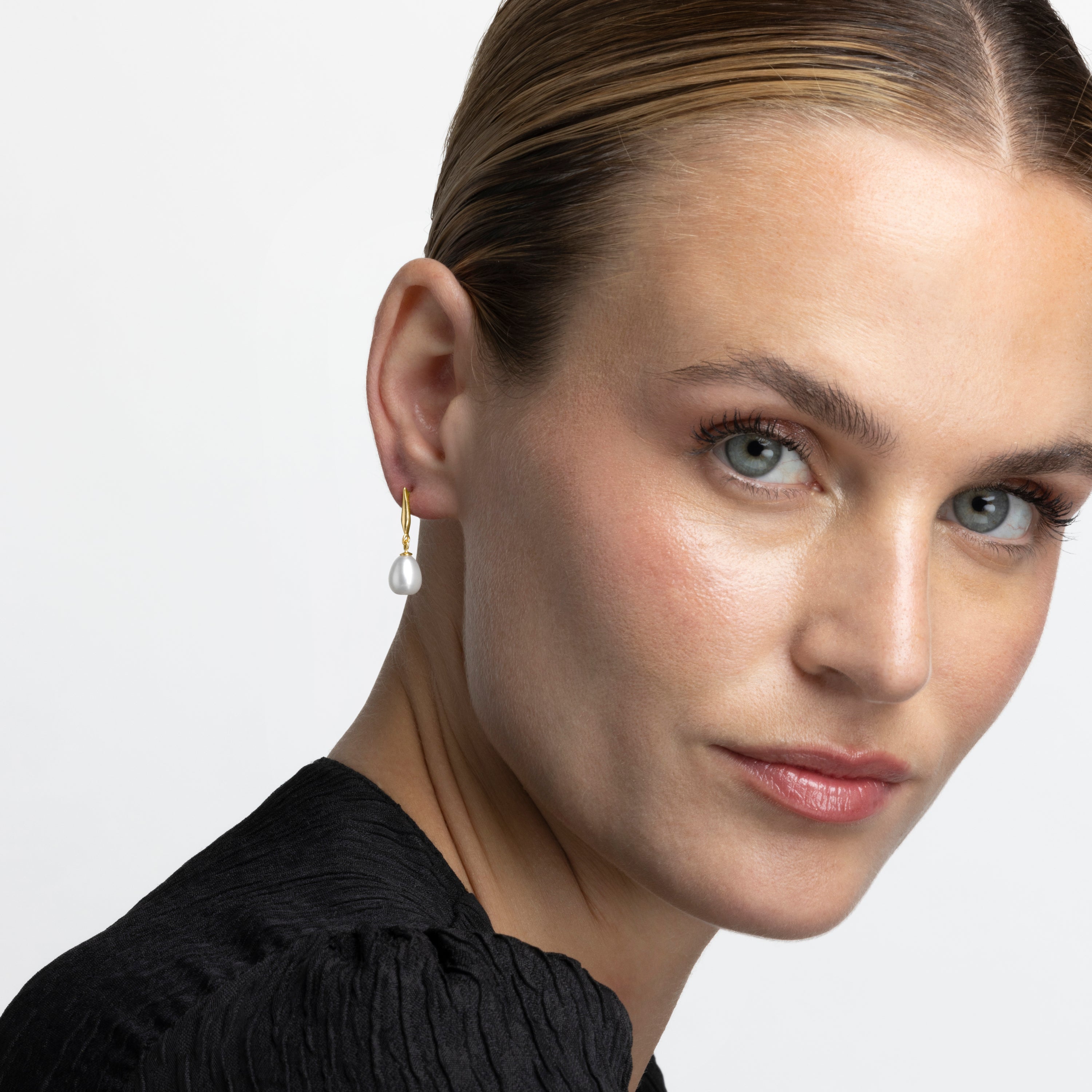 Pendientes de Plata de Ley 925 con Perla Blanca acabados en oro amarillo 18K - Essential