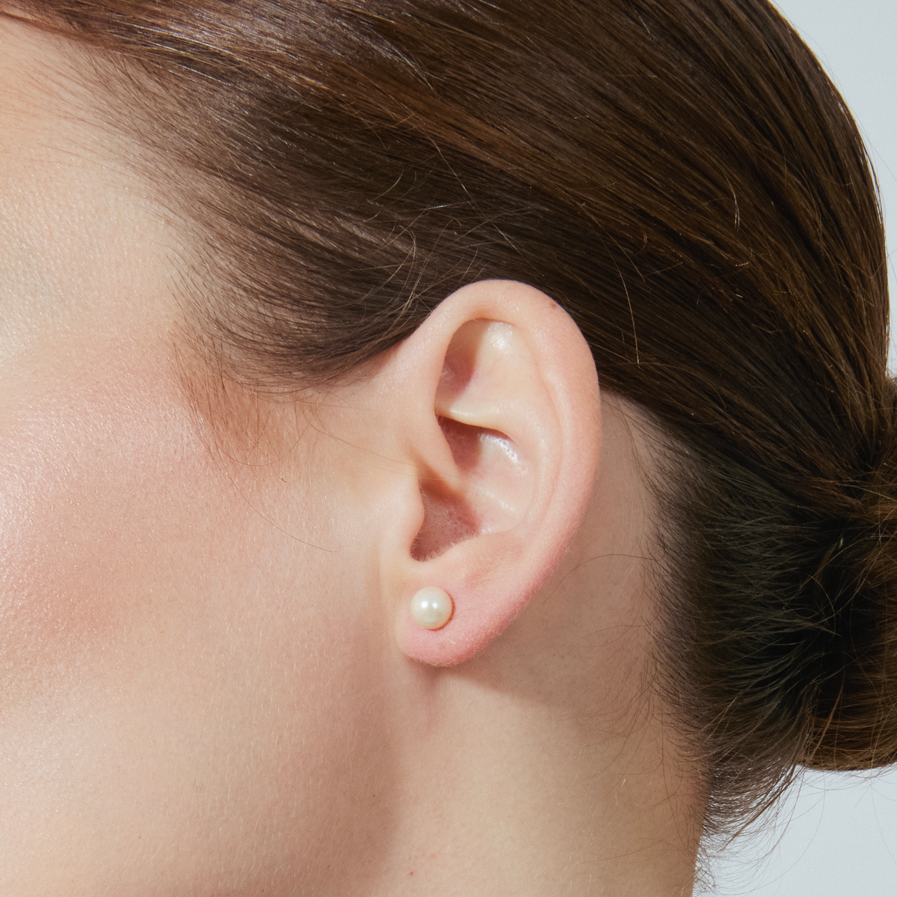 Pendientes de Plata de Ley 925 de 5mm con Perla Blanca acabado oro amarillo de 18K - Básico