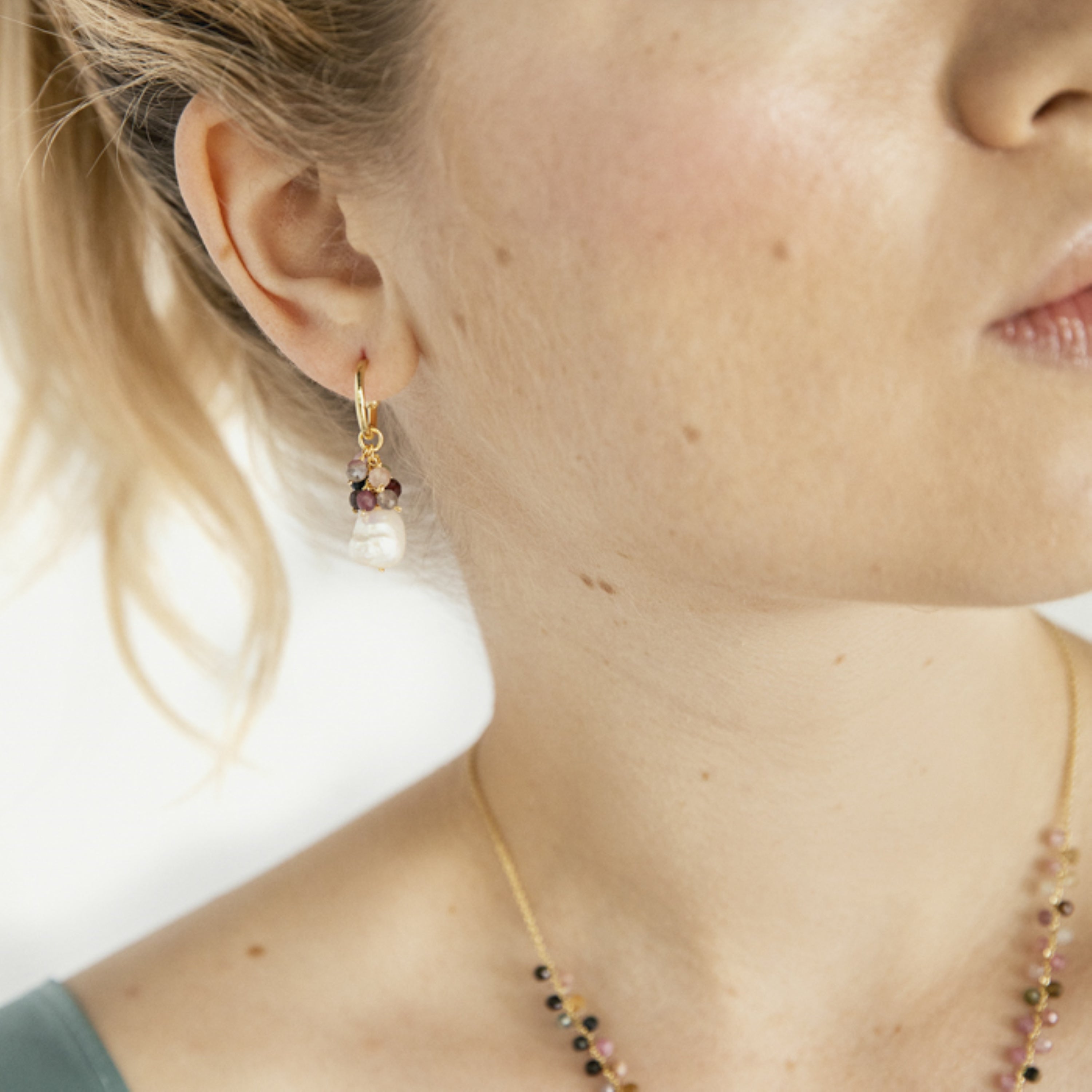 Pendientes de Plata de Ley 925 con Perla Blanca acabados en oro amarillo 18K - Sahme