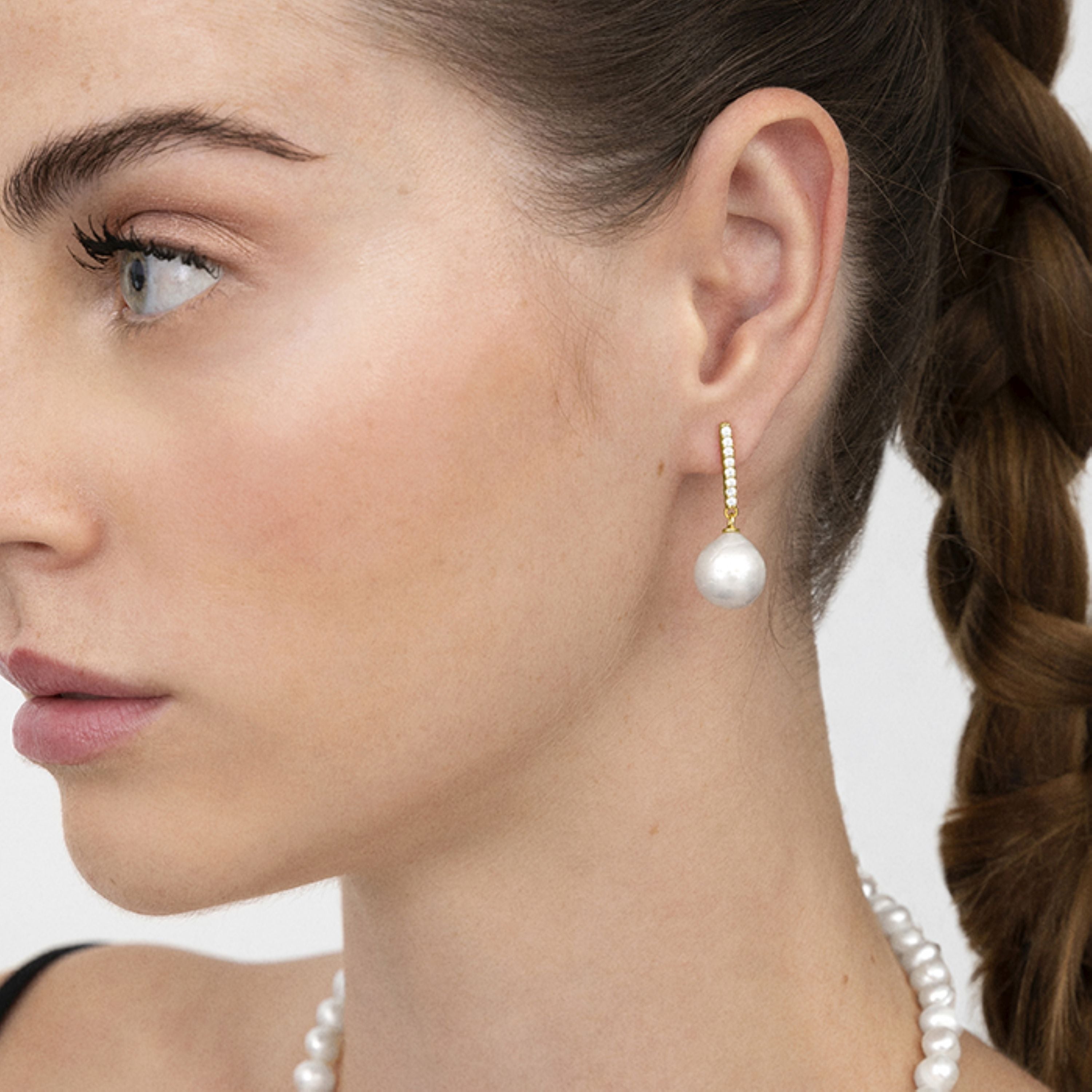 Pendientes de Plata de Ley 925 con Perla Blanca acabados en oro amarillo de 18K - Nolshu