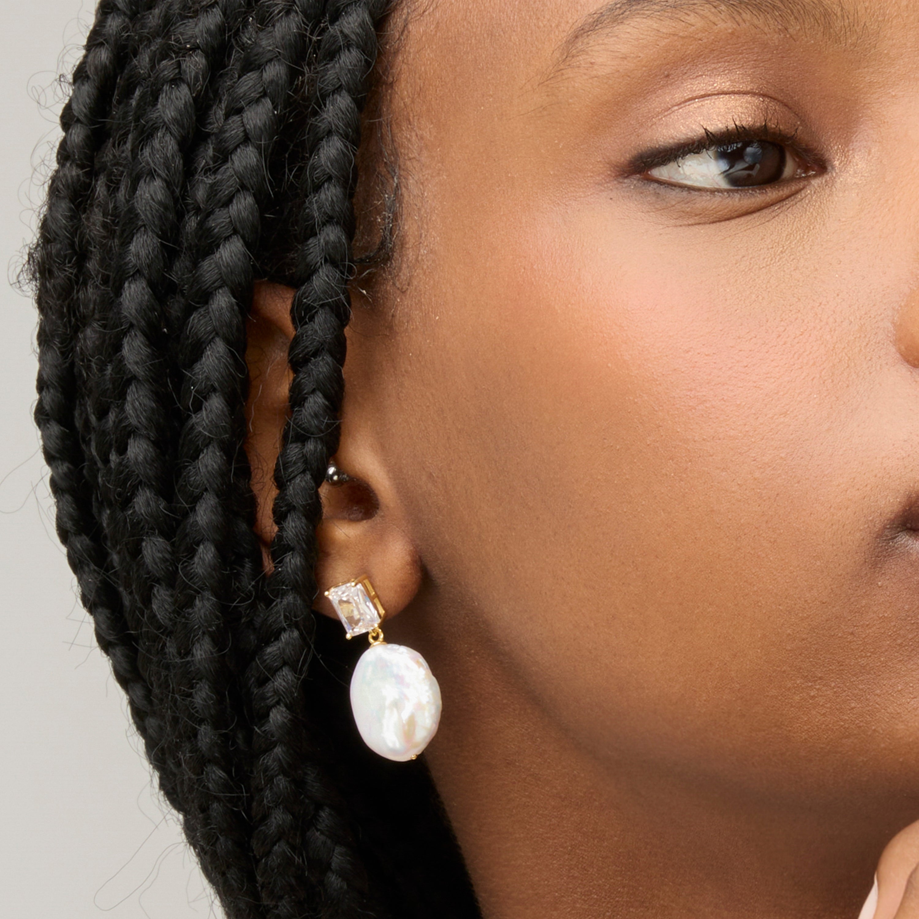 Boucles d'oreilles en argent sterling 925 et perle blanche finies en or jaune 18K - Dyafa