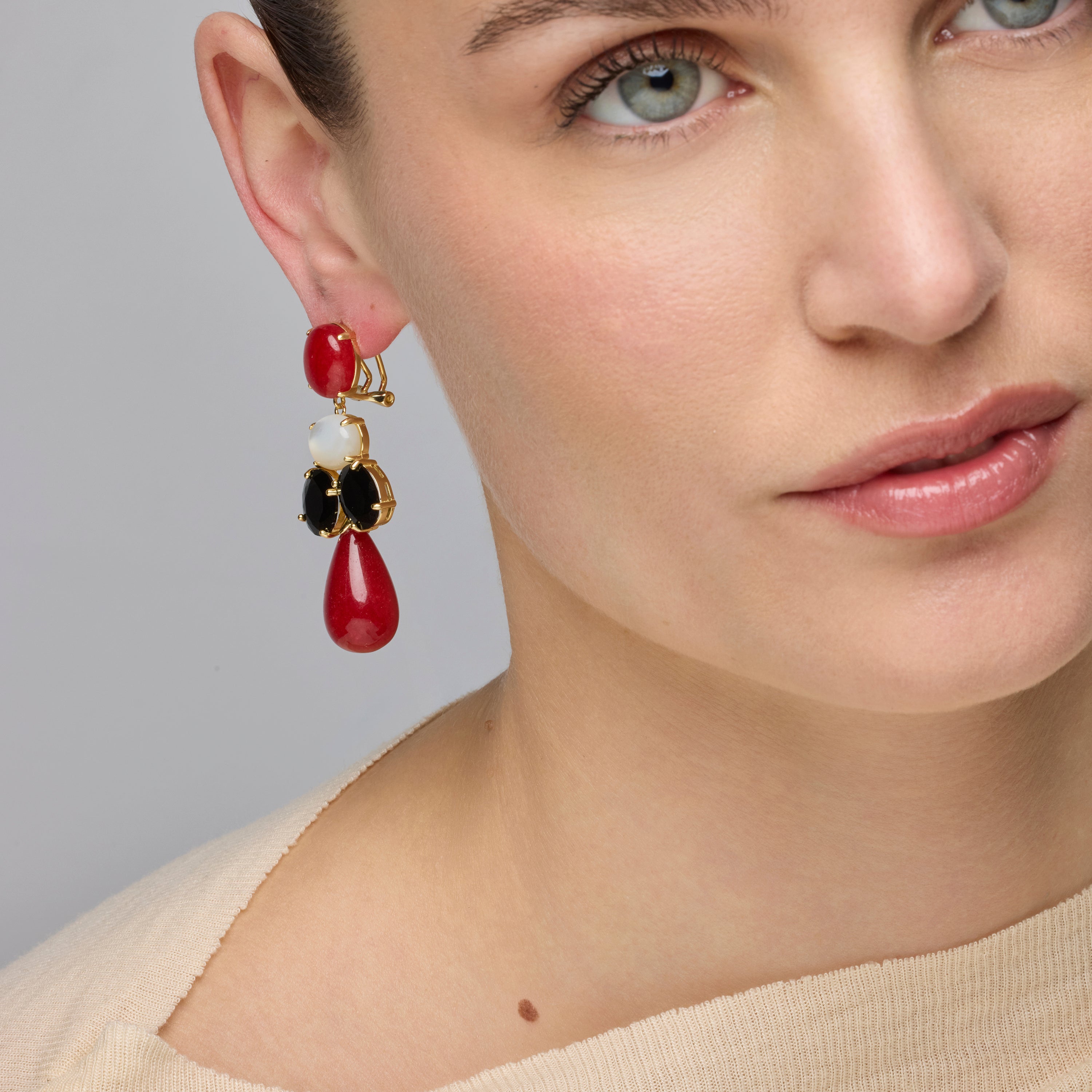 Brincos de Prata de Lei 925 e Coral com acabamento em ouro amarelo 18k - Dumi
