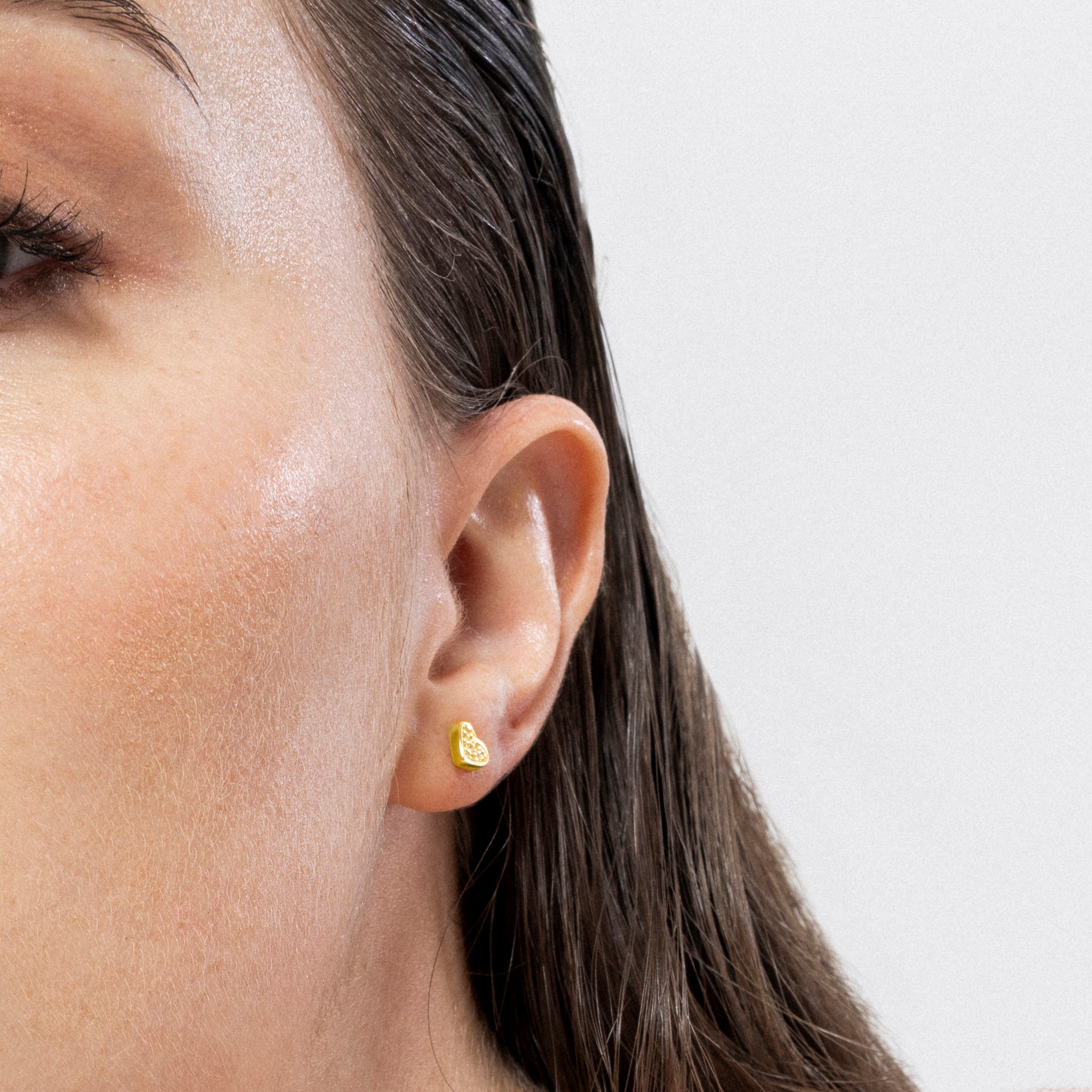 Pendientes de Plata de Ley 925 y Circonita Brillante acabados en oro amarillo 18K - Corazón