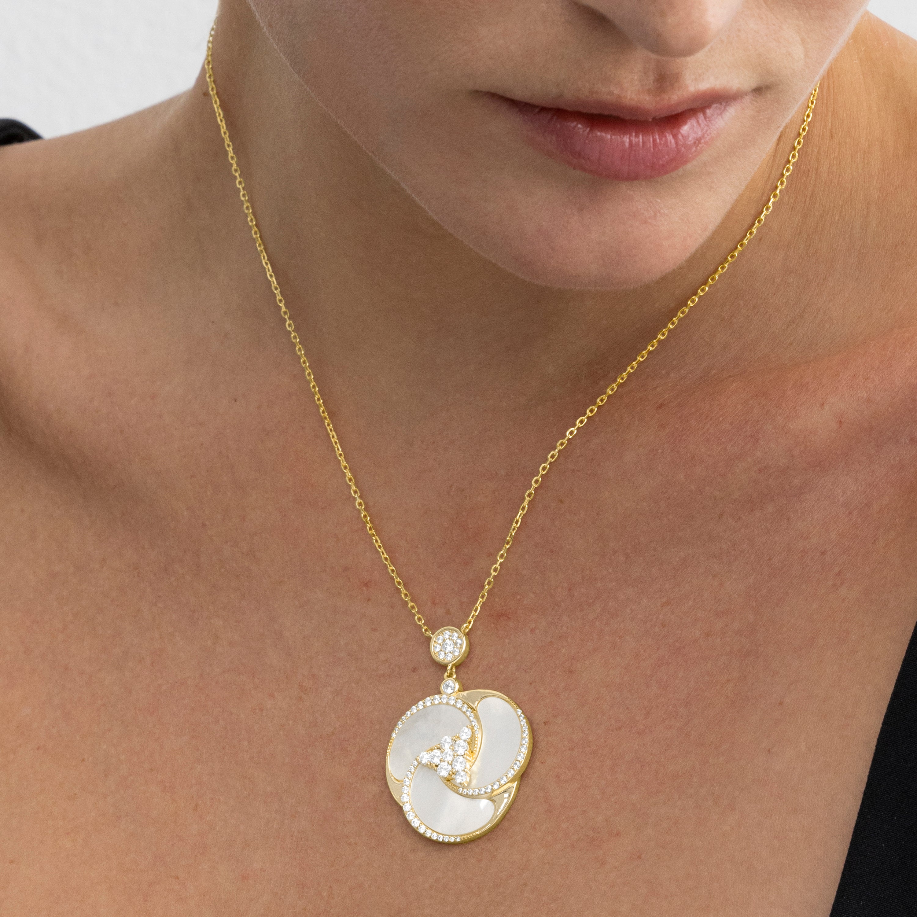 925 Sterling Silver Necklace with White Mother of Pearl finished in 18k Gold - Huawi