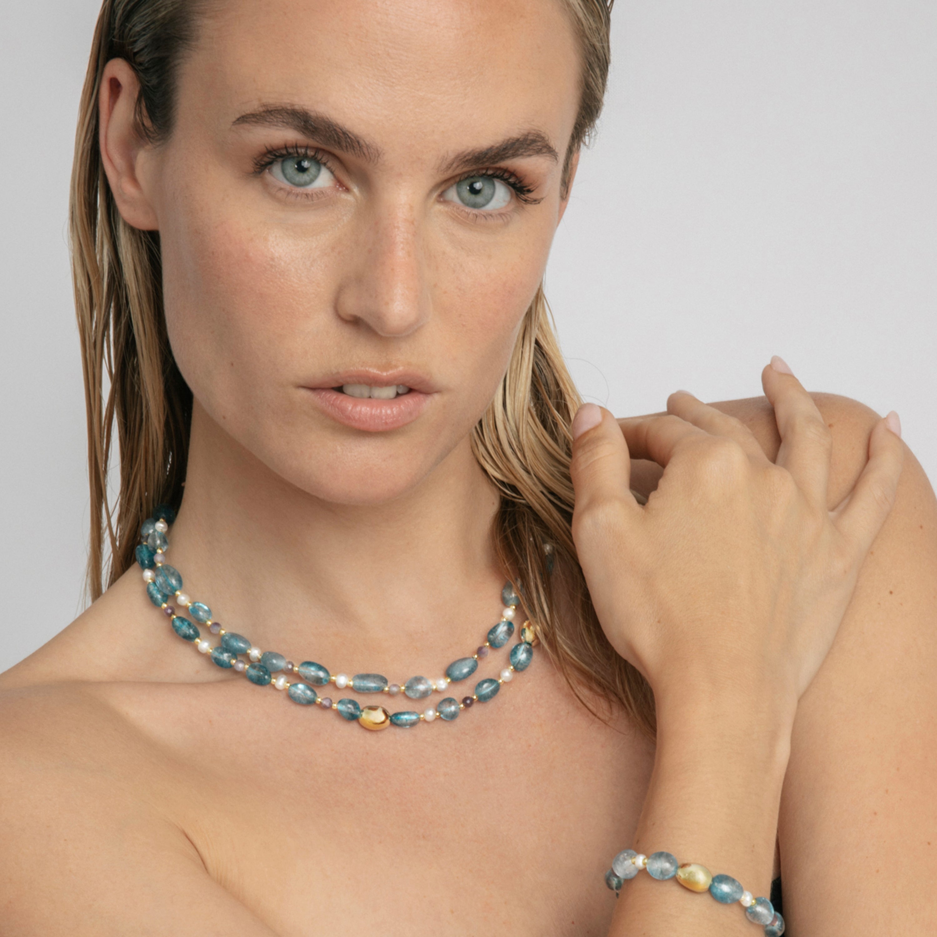 Halskette aus 925er Sterlingsilber und blauem Kristall mit 18k Gelbgold-Finish - Aswudi