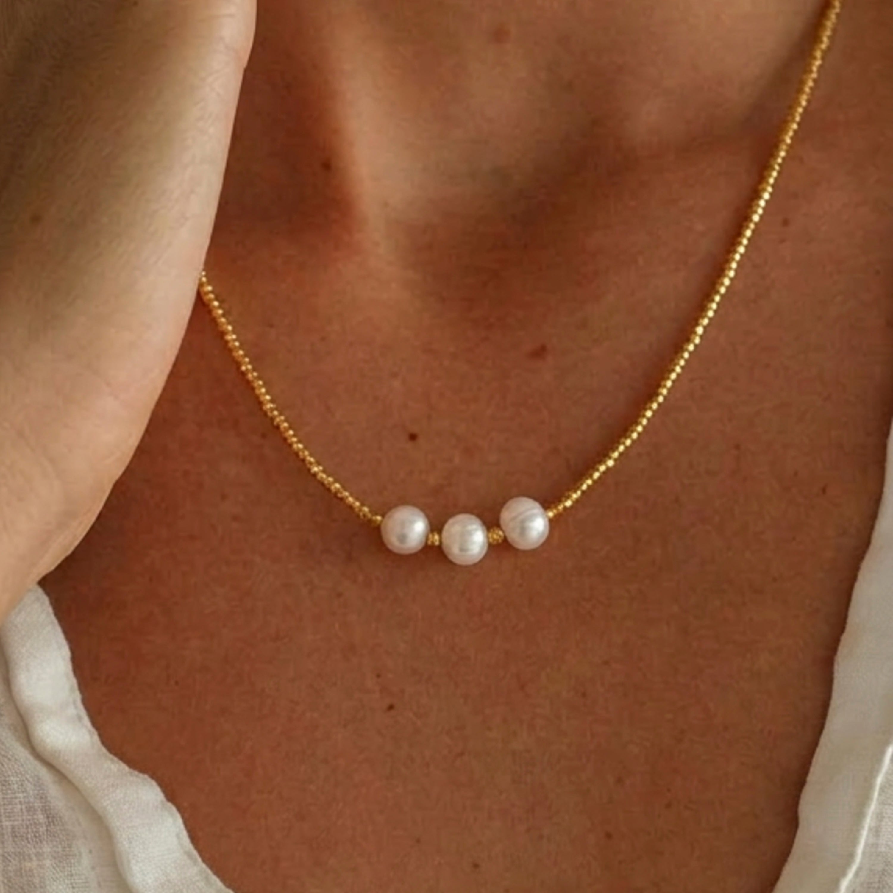 Collar de Plata de Ley 925 y Perla Blanca acabado en oro amarillo de 18k - Oschu