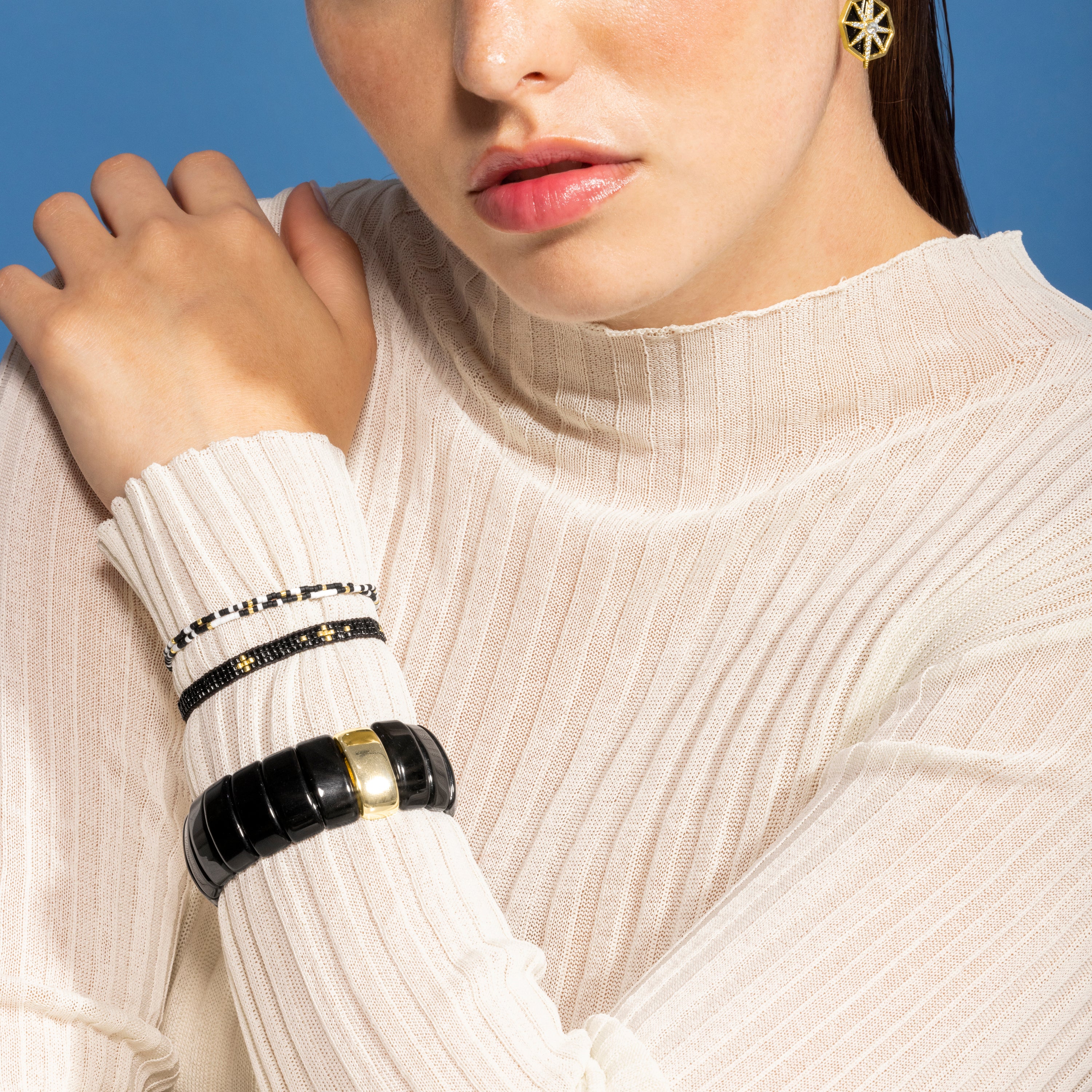 Pulsera con Cristal Negro acabado oro 18k - Sagruk