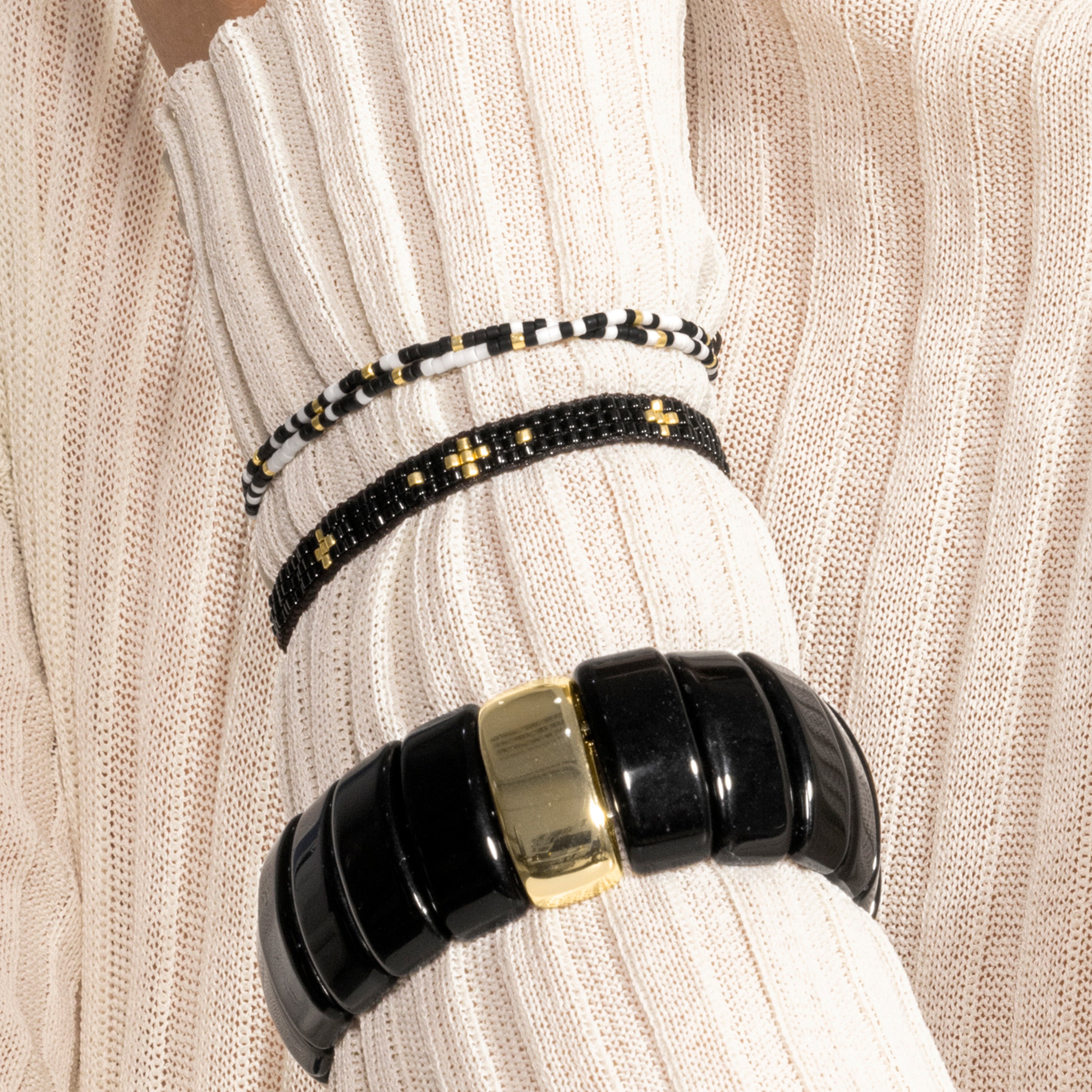 Pulsera con Cristal Negro acabado oro 18k - Sagruk