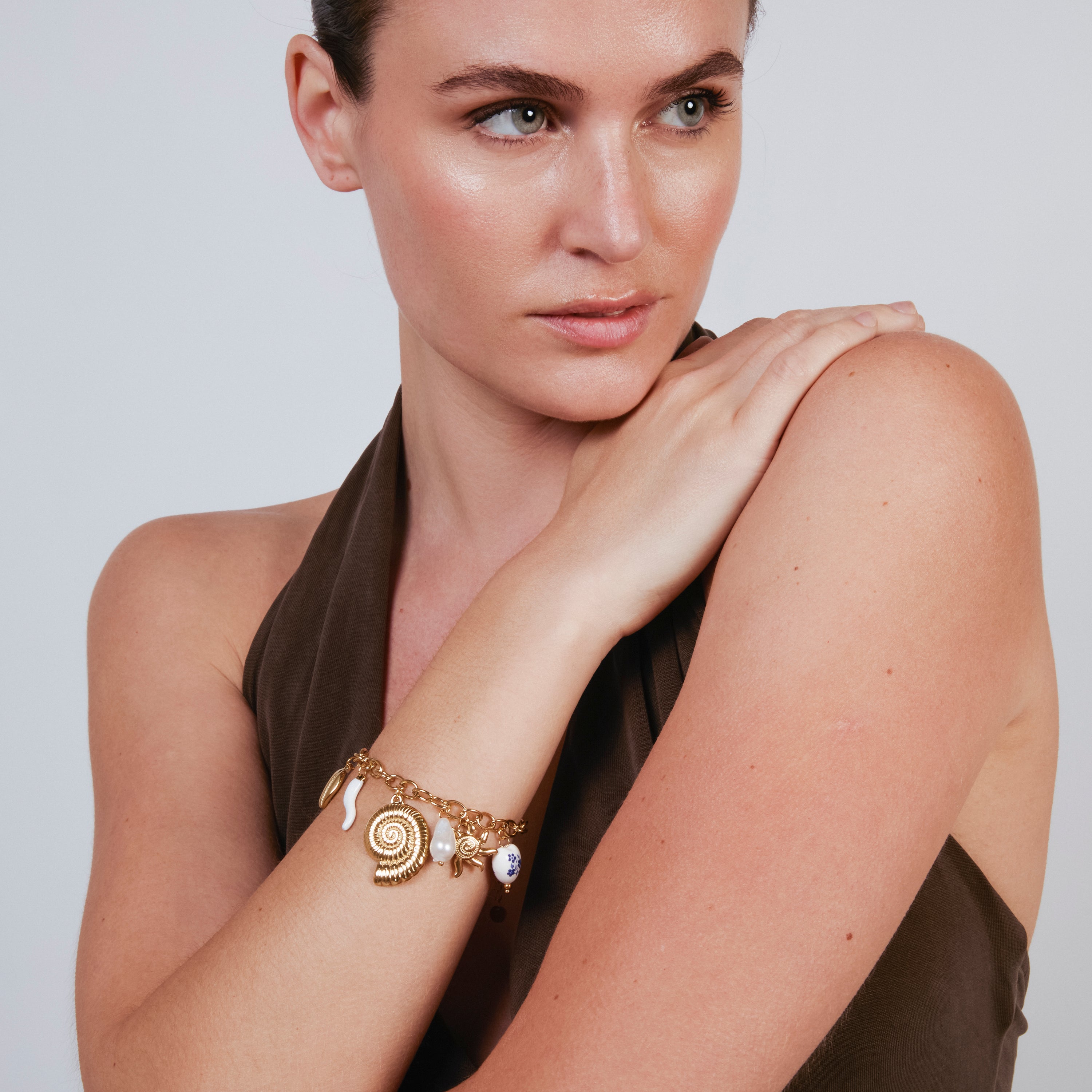 Weißes Perlenarmband mit 18k Gelbgold-Finish - Ribeleg