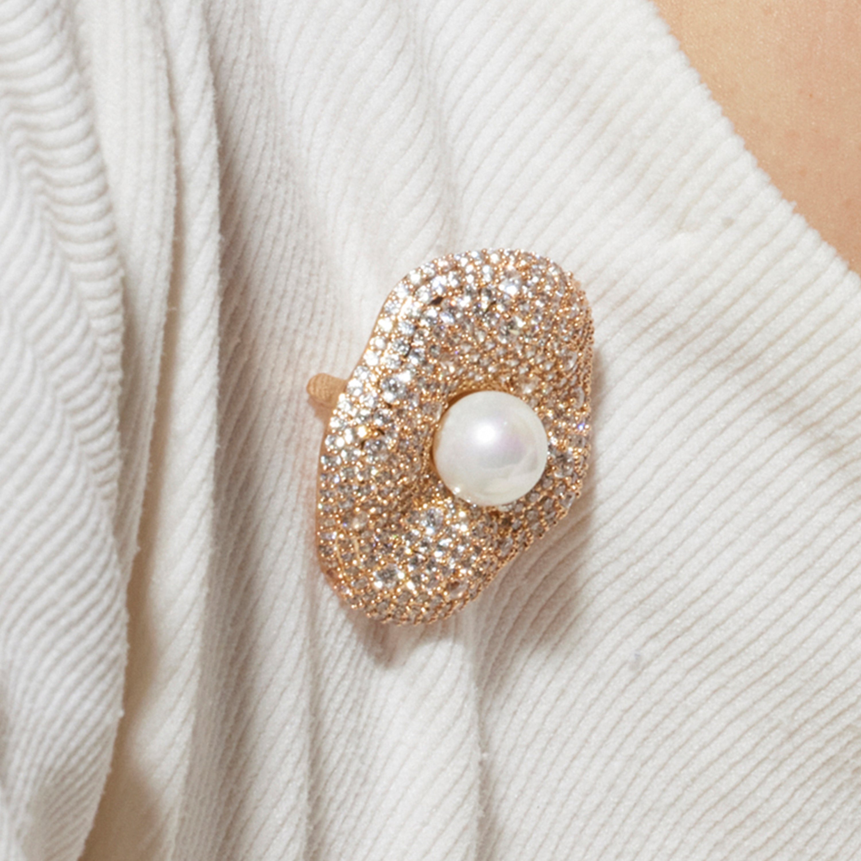 Brooch with White Pearl finished in 18k gold - Sulwa