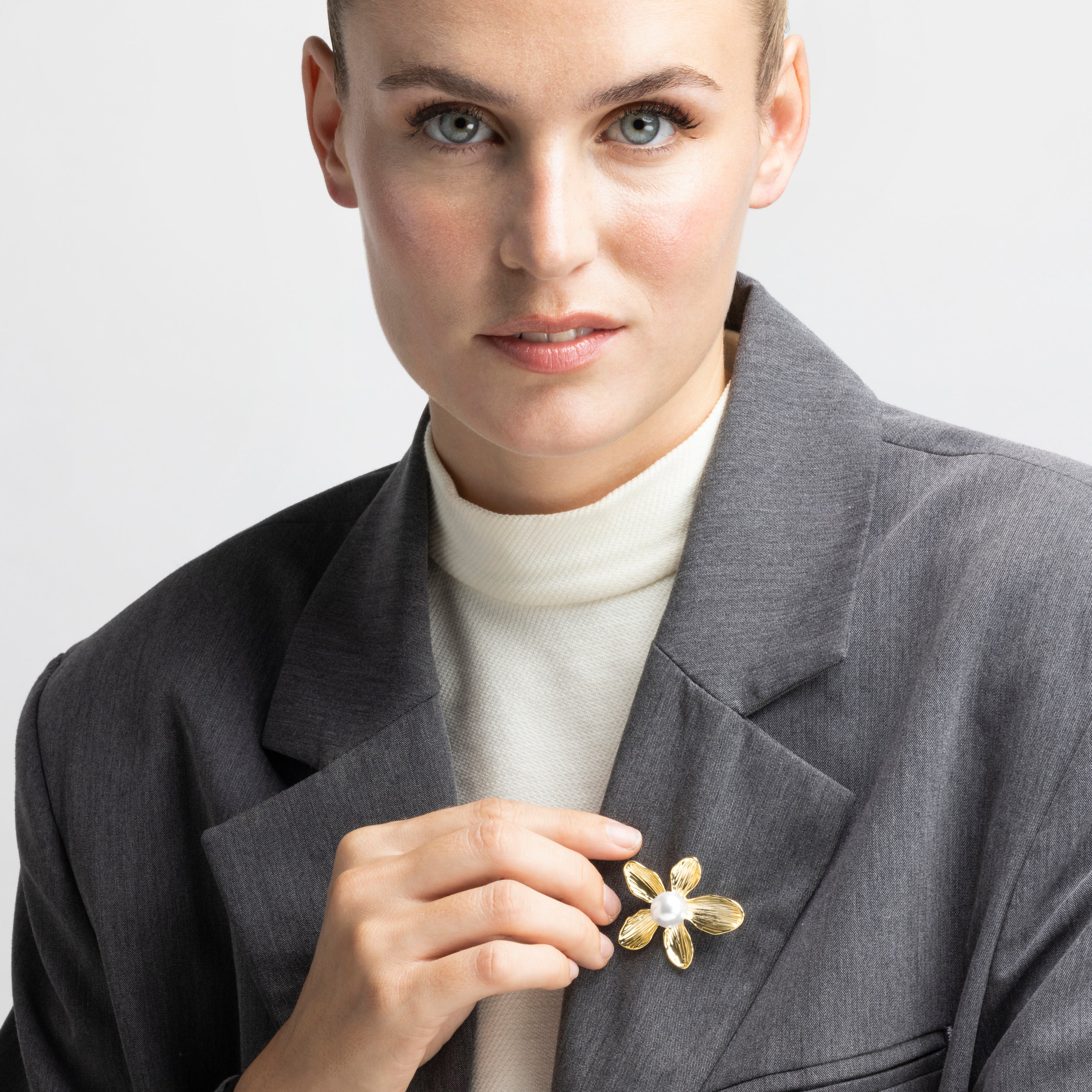 Brooch with White Pearl finished in 18k gold - Lisrae