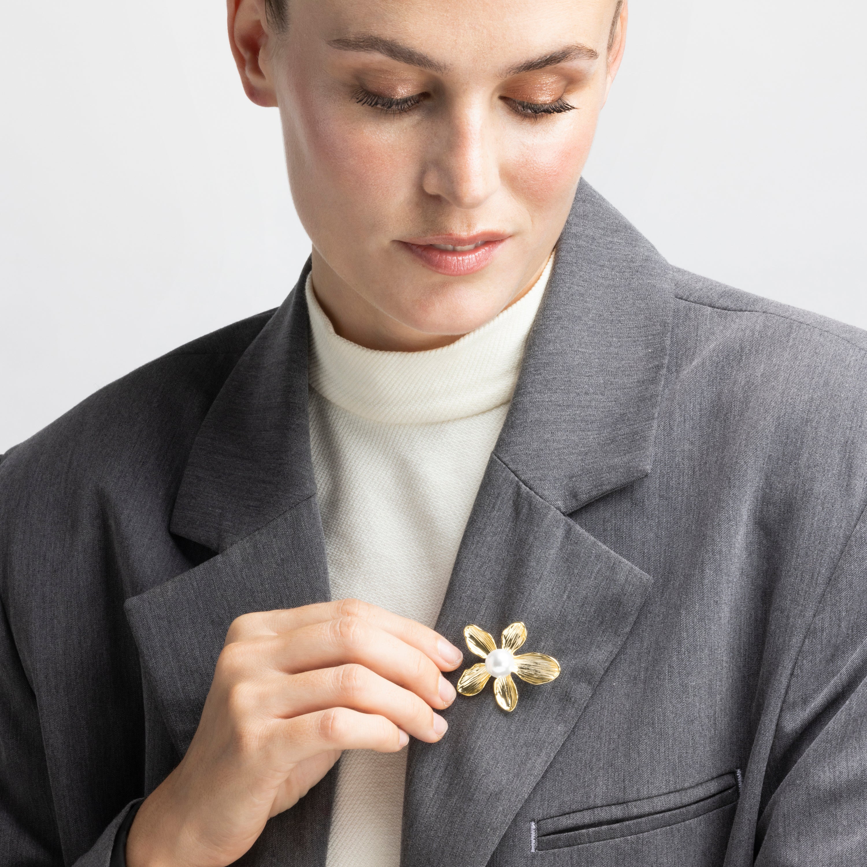 Brooch with White Pearl finished in 18k gold - Lisrae