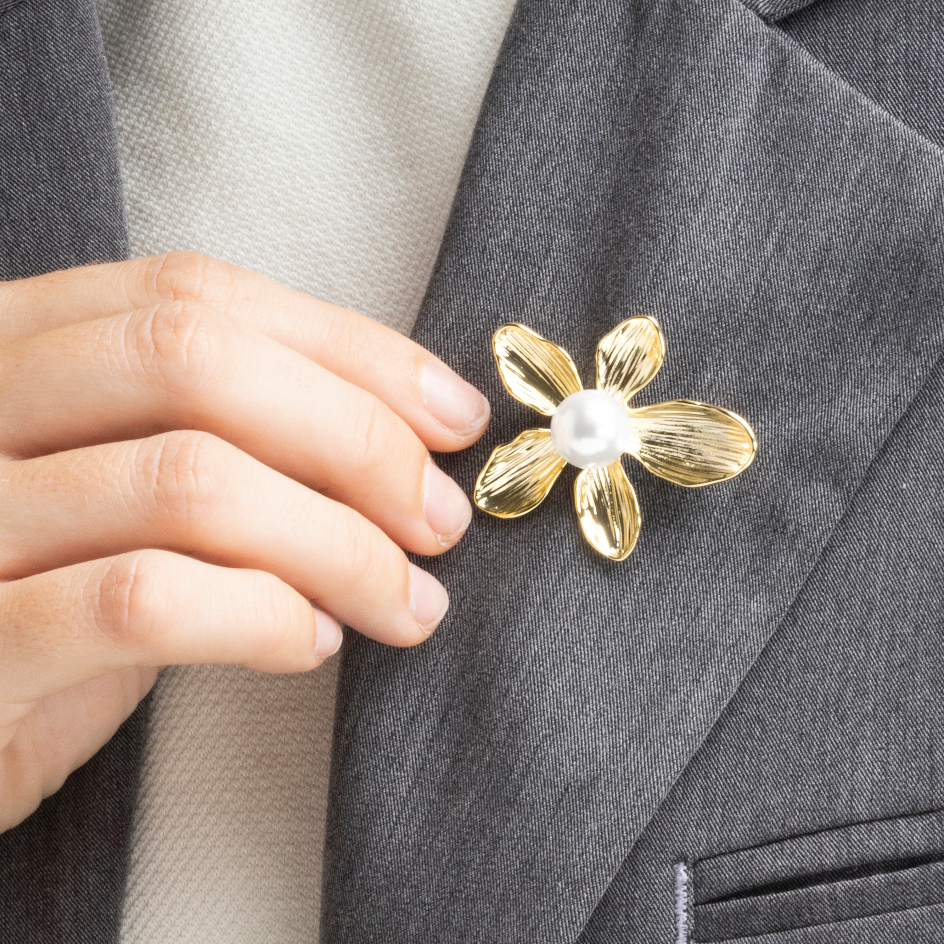 Brooch with White Pearl finished in 18k gold - Lisrae