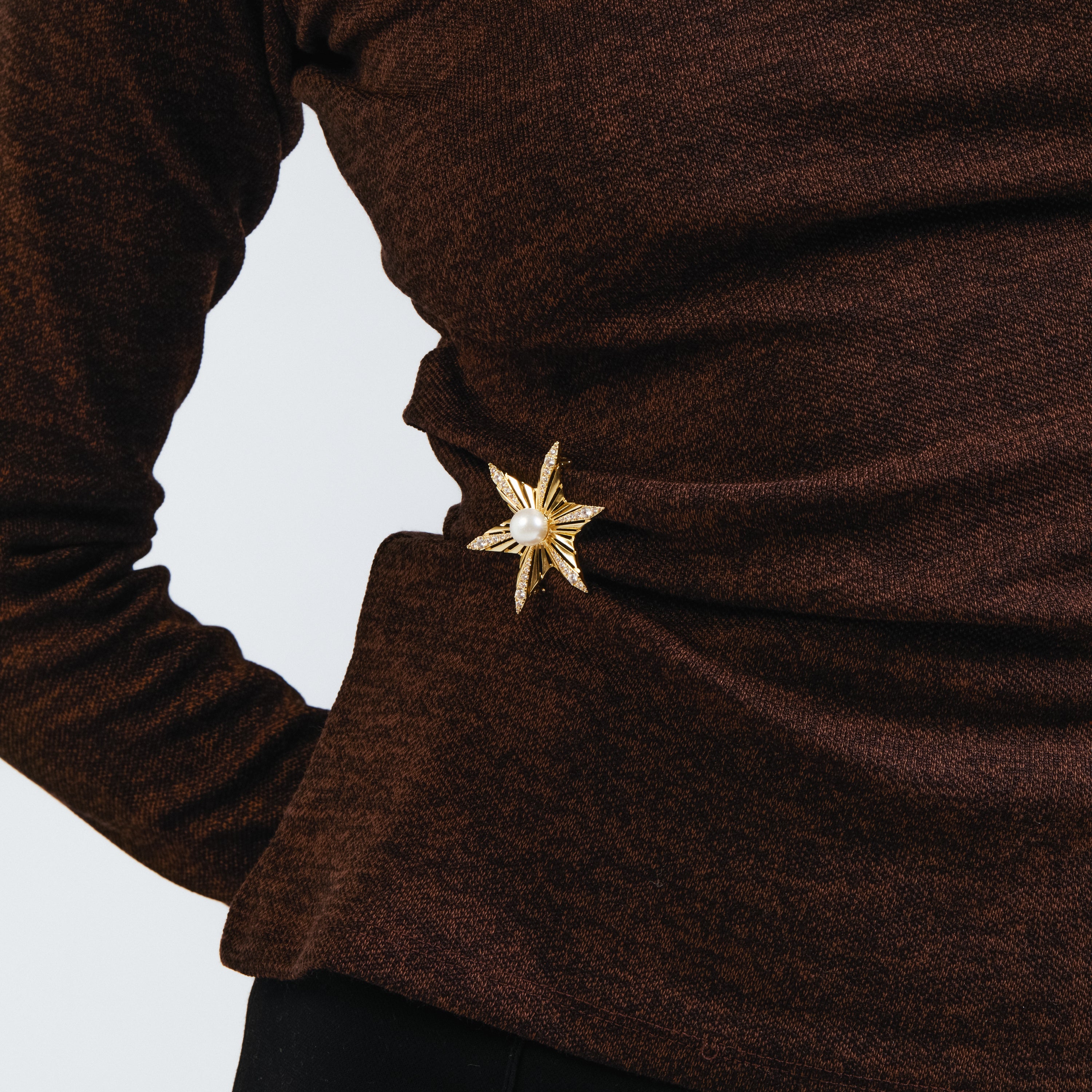Broche de Perla Blanca acabado en oro amarillo de 18k - Halal