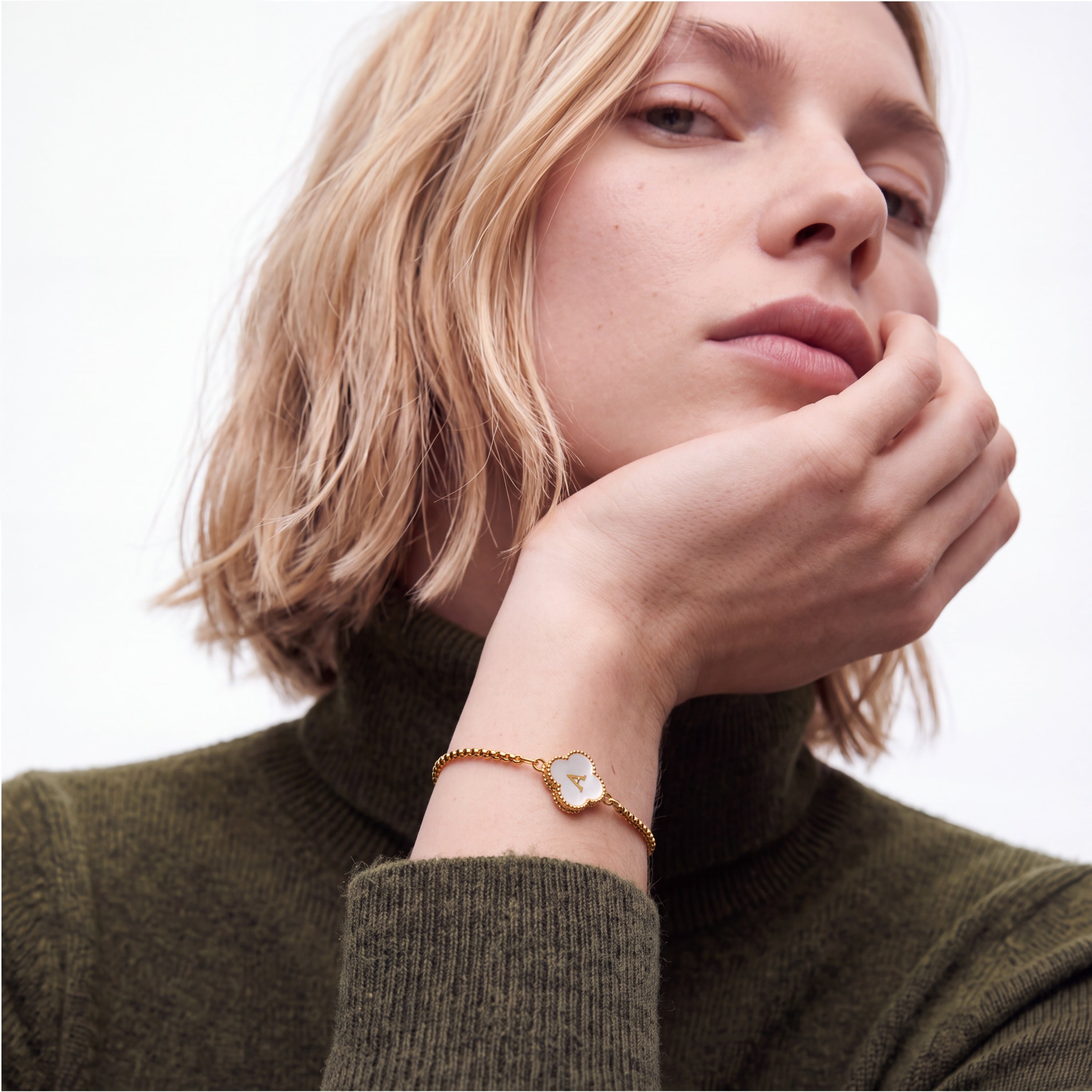 Armband aus weißem Perlmutt mit 18K Gelbgold-Finish - Alphabet