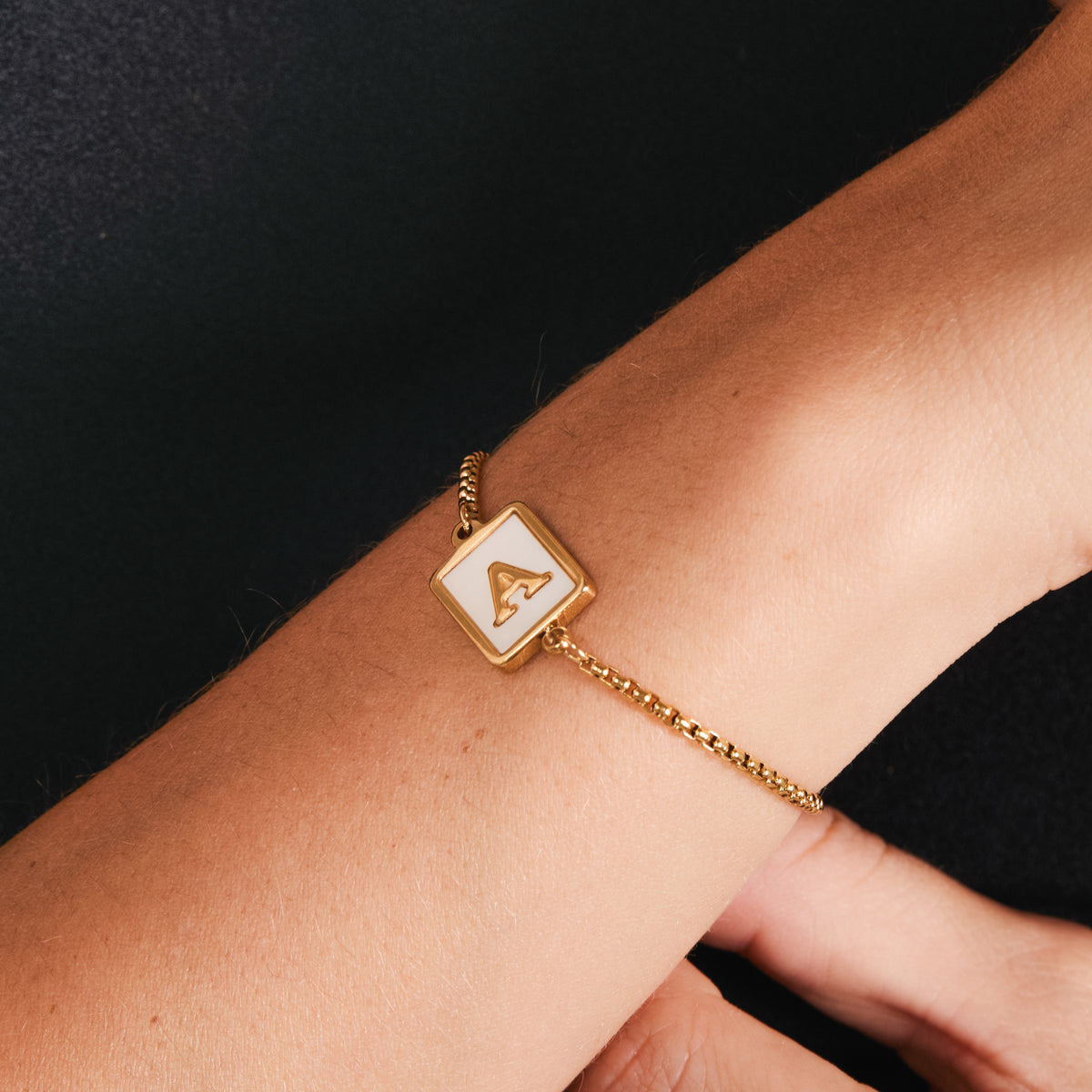 Bracelet en nacre blanche avec finition en or jaune 18 carats – Alphabet
