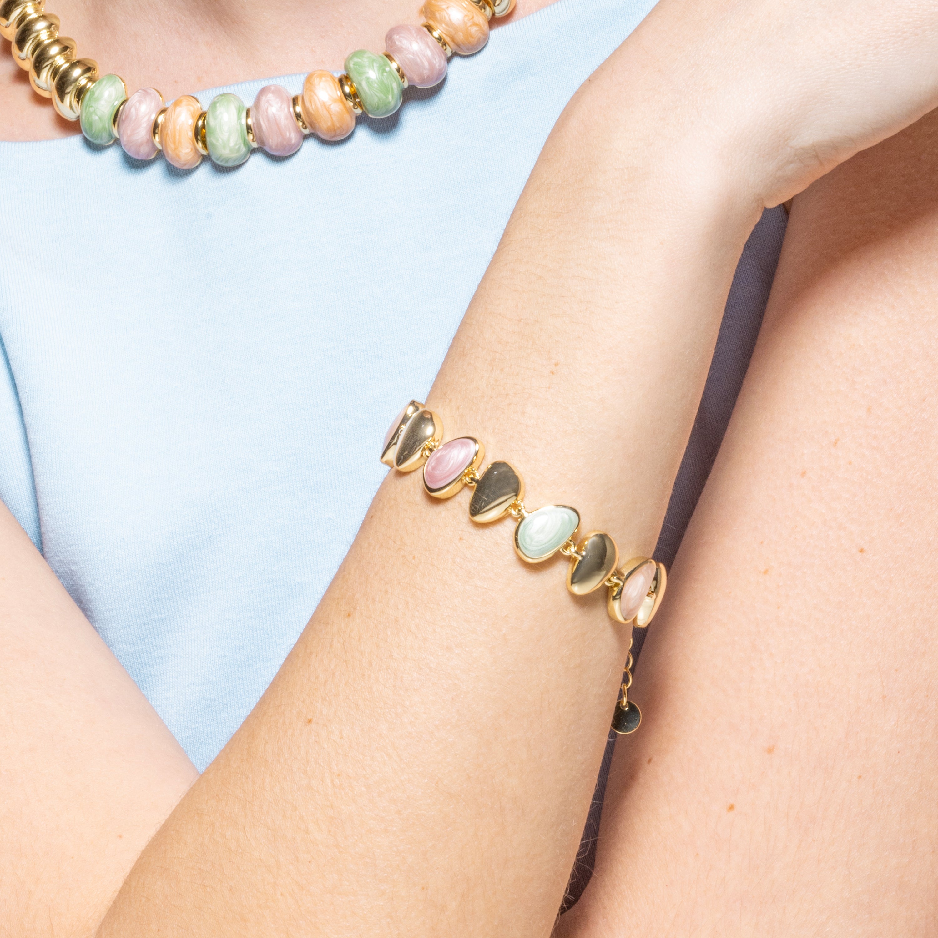 Pulseira acabamento ouro amarelo 18k e lacado multicolor - Bolhy