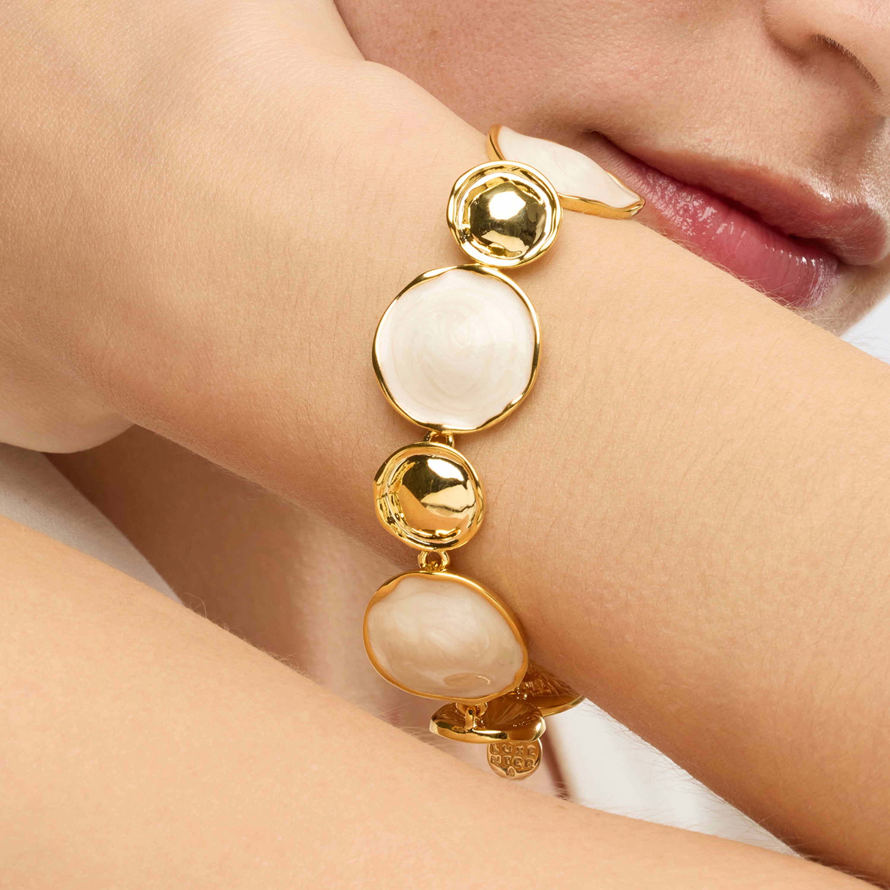 Armband mit 18k Gelbgold-Finish und weißem Lack - Huldio