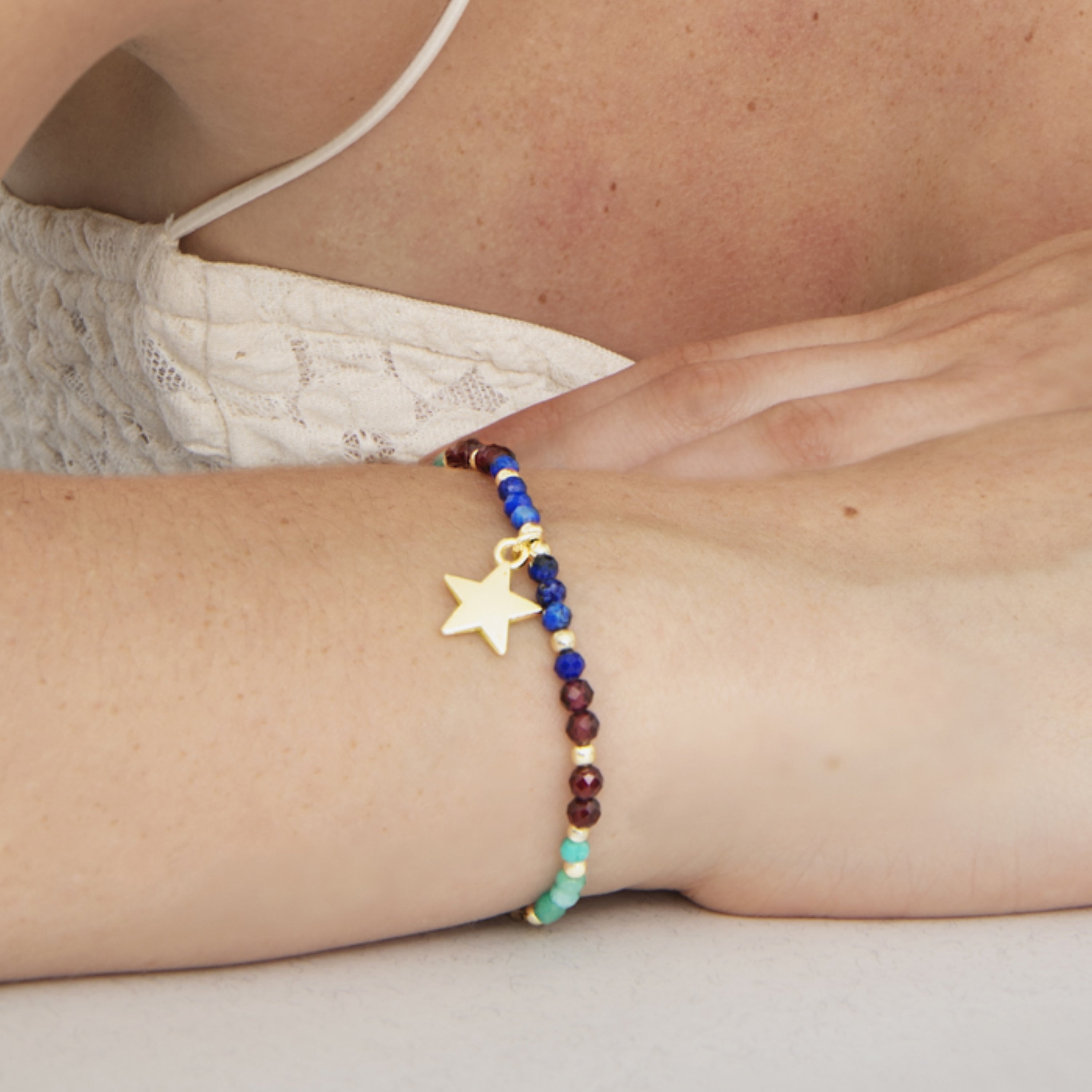 Pulseira de Cristal Multicolor acabada em ouro amarelo 18K - Nerald