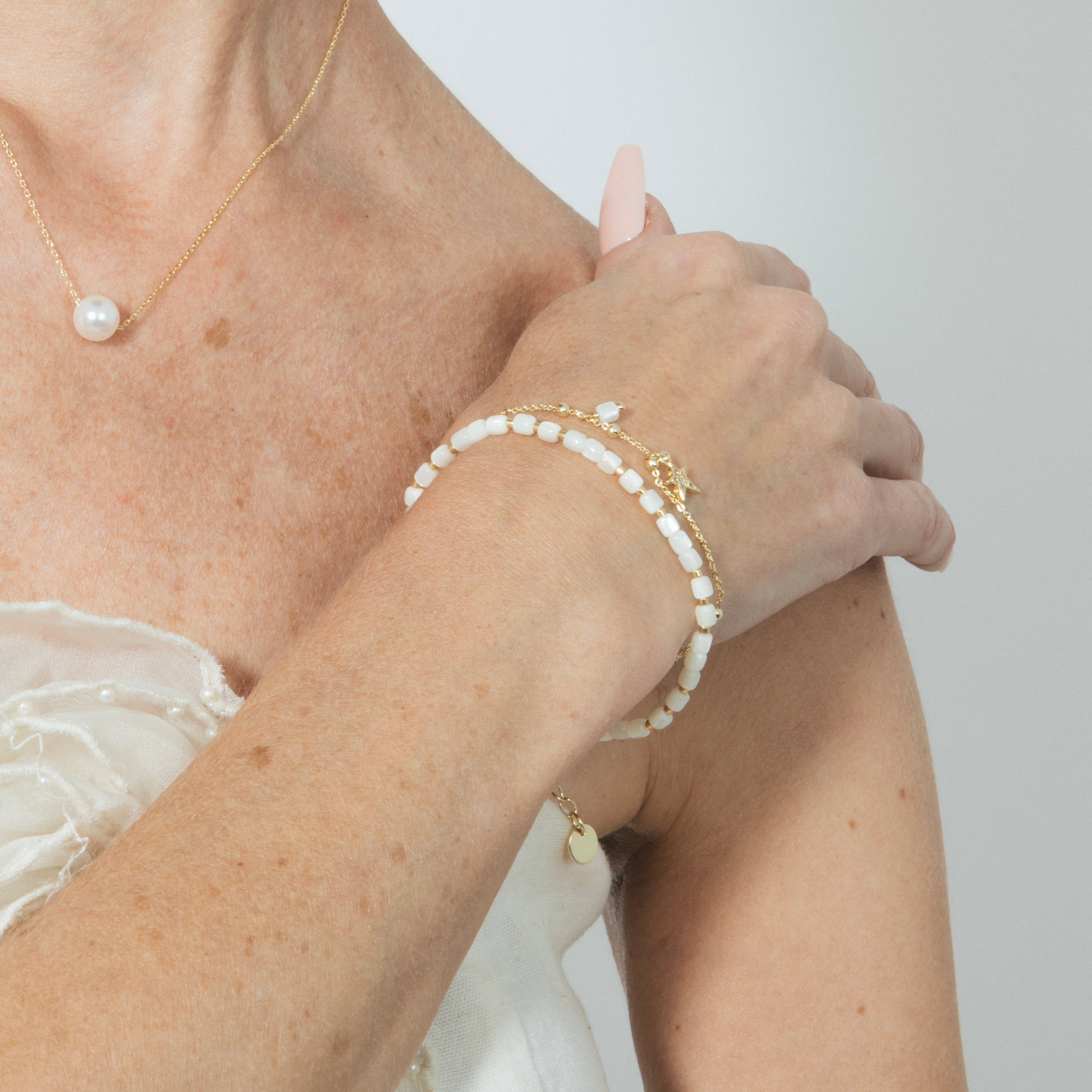Pulseira de Madrepérola Branca acabada em ouro amarelo 18K - Uona