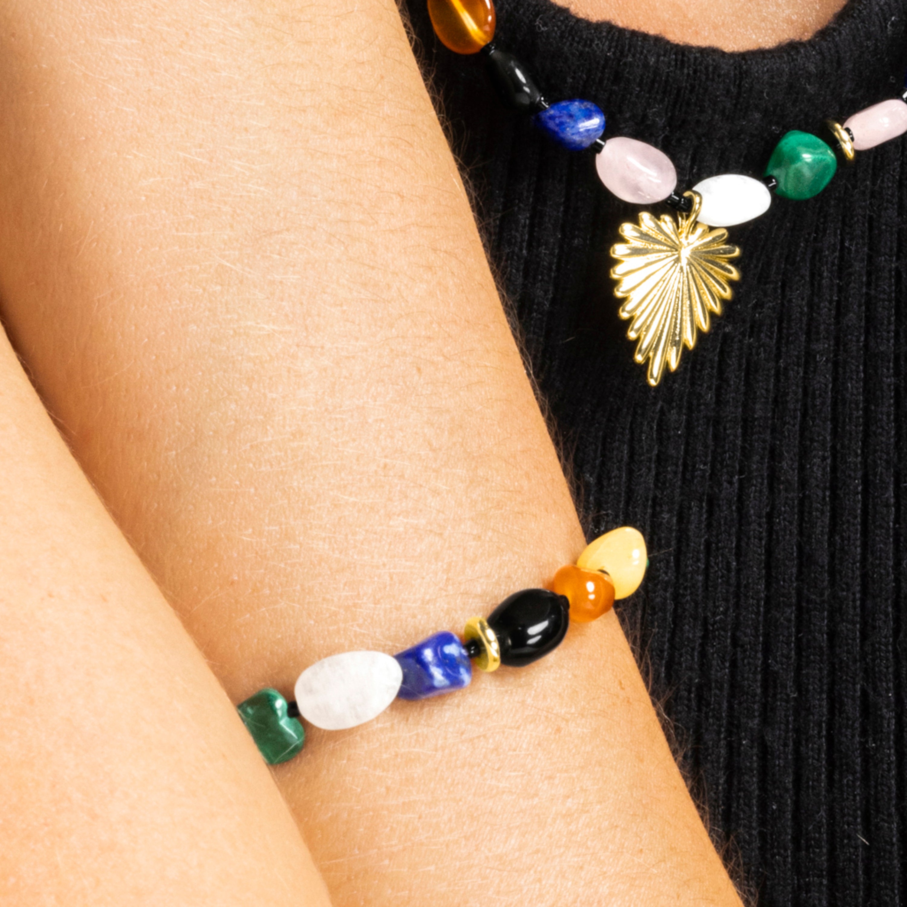 Armband mit mehrfarbigen Natursteinen, 18k Goldfinish - Ilisen