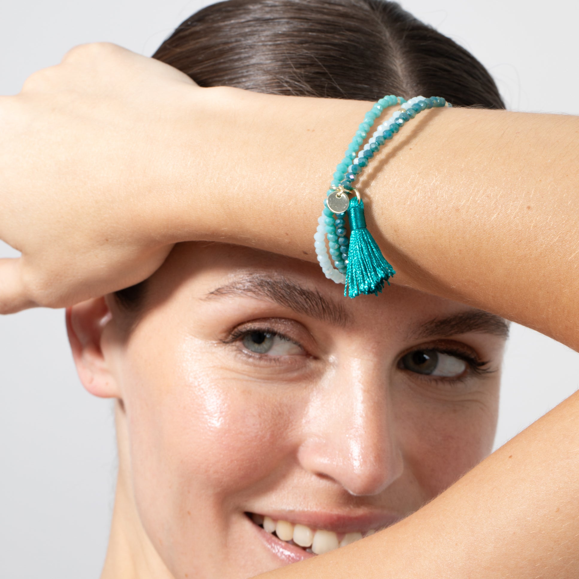Armband aus Metalllegierung und grünem Kristall mit 18k Gelbgold-Finish - Hamdora