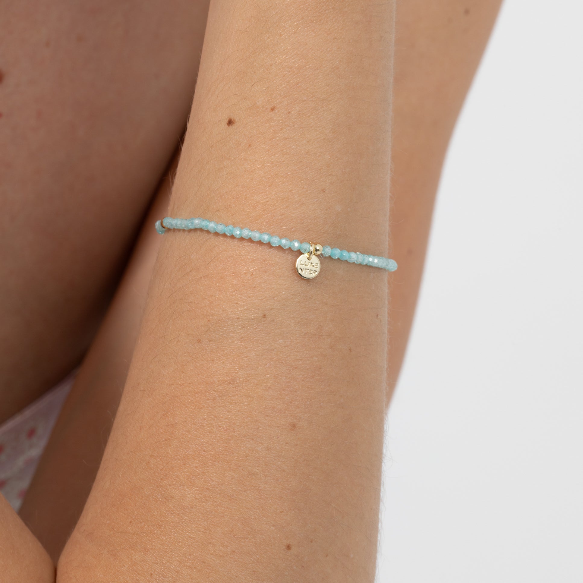 Pulsera de Aleación de Metal y Cristal Azul acabado en oro amarillo de 18k - Hilry