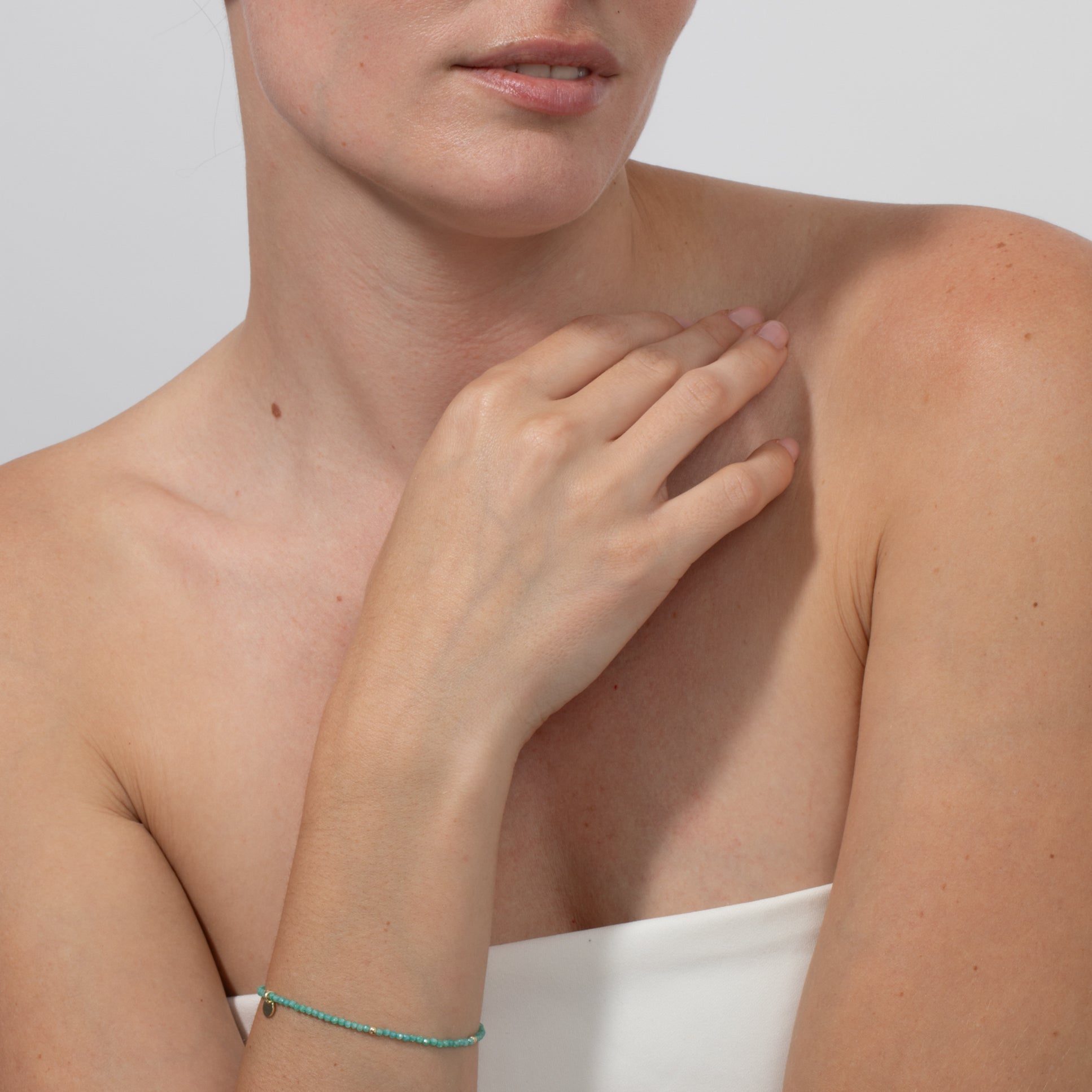 Bracciale in lega di metallo e cristallo verde con finitura in oro giallo 18k - Hilry