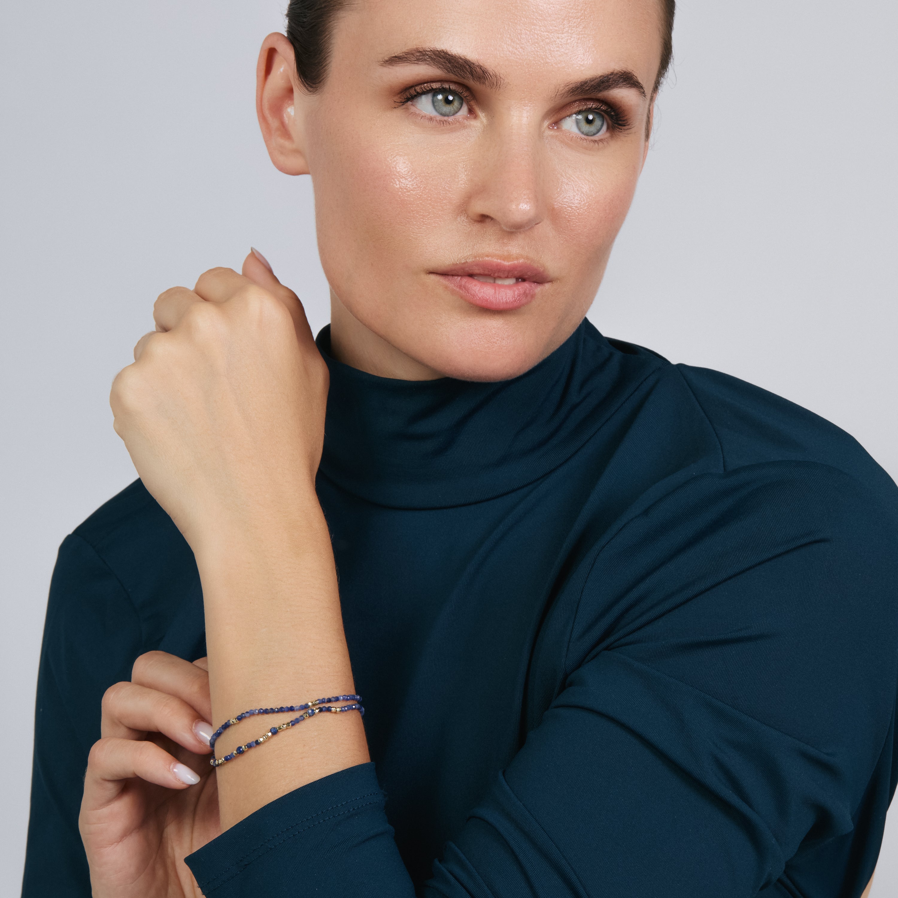 Pulsera de Sodalita acabado en oro amarillo de 18k - Thylne