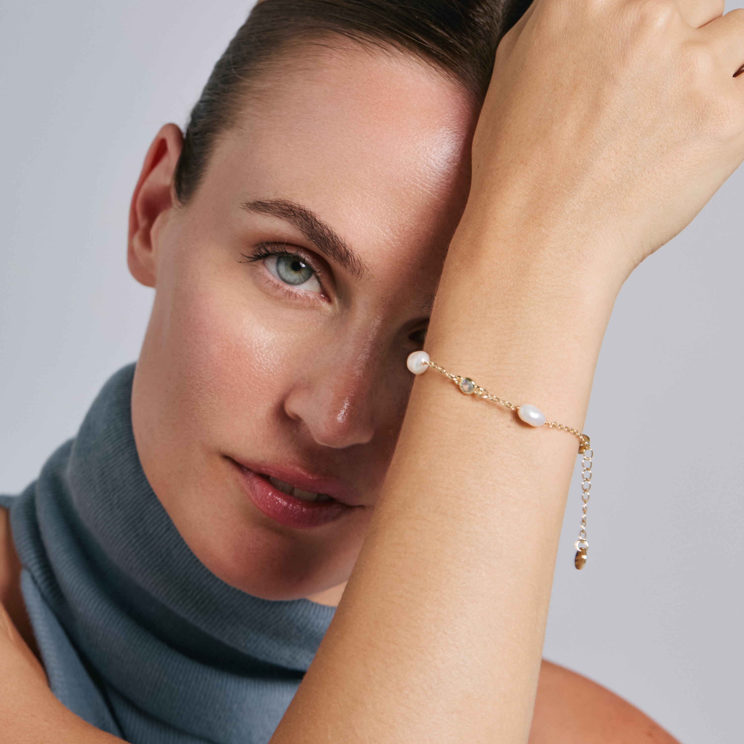 Pulsera de Perla Blanca acabado en oro amarillo de 18k - Everde