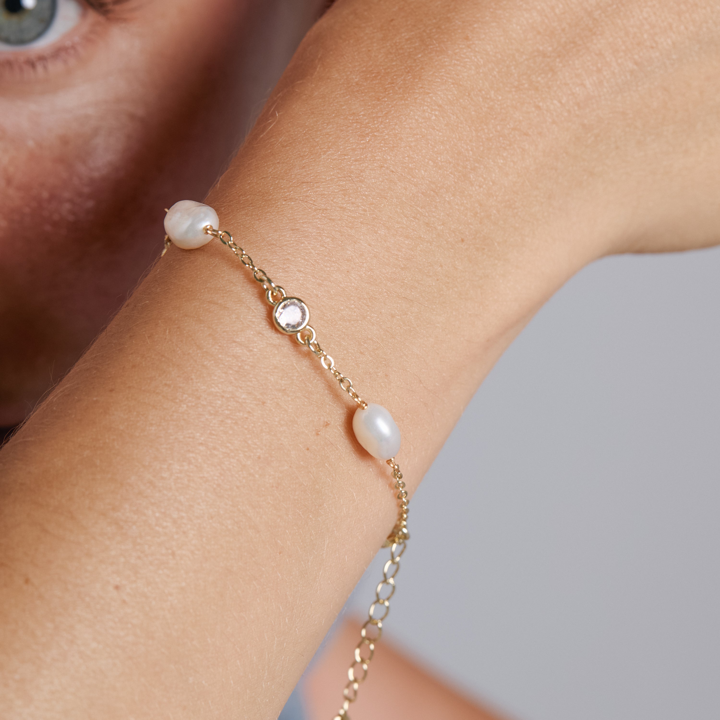Pulsera de Perla Blanca acabado en oro amarillo de 18k - Everde