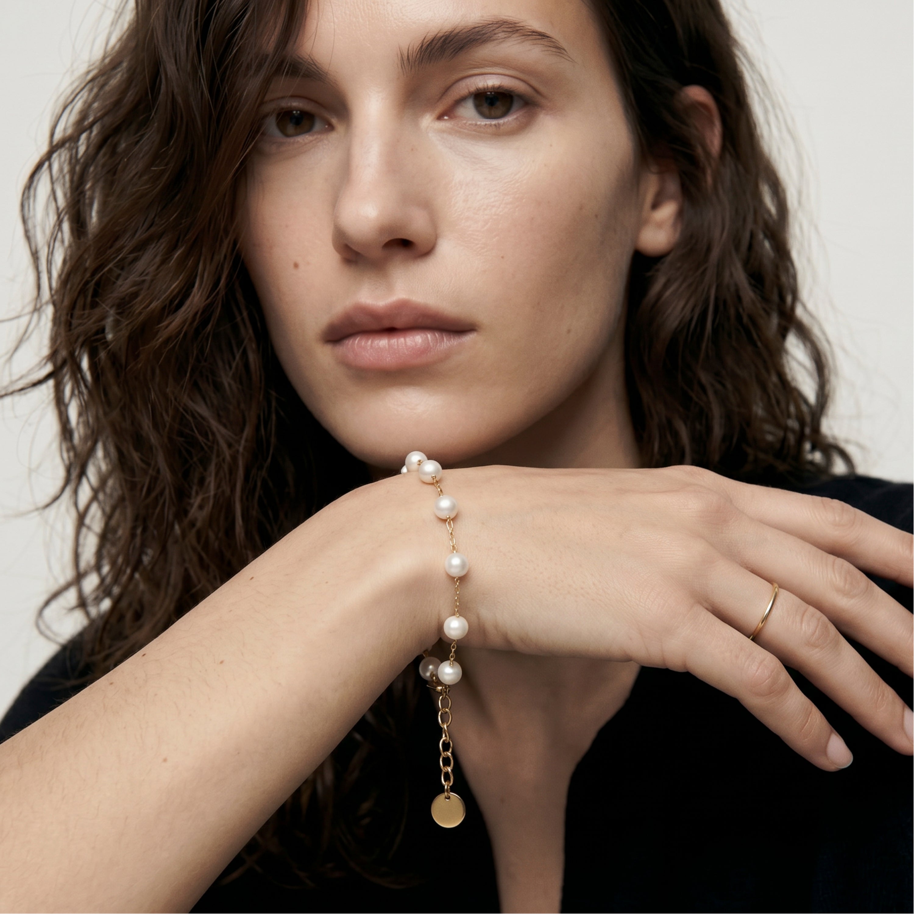 Pulsera de Aleación de Metal y Perla Blanca acabado en oro amarillo de 18k - Redash
