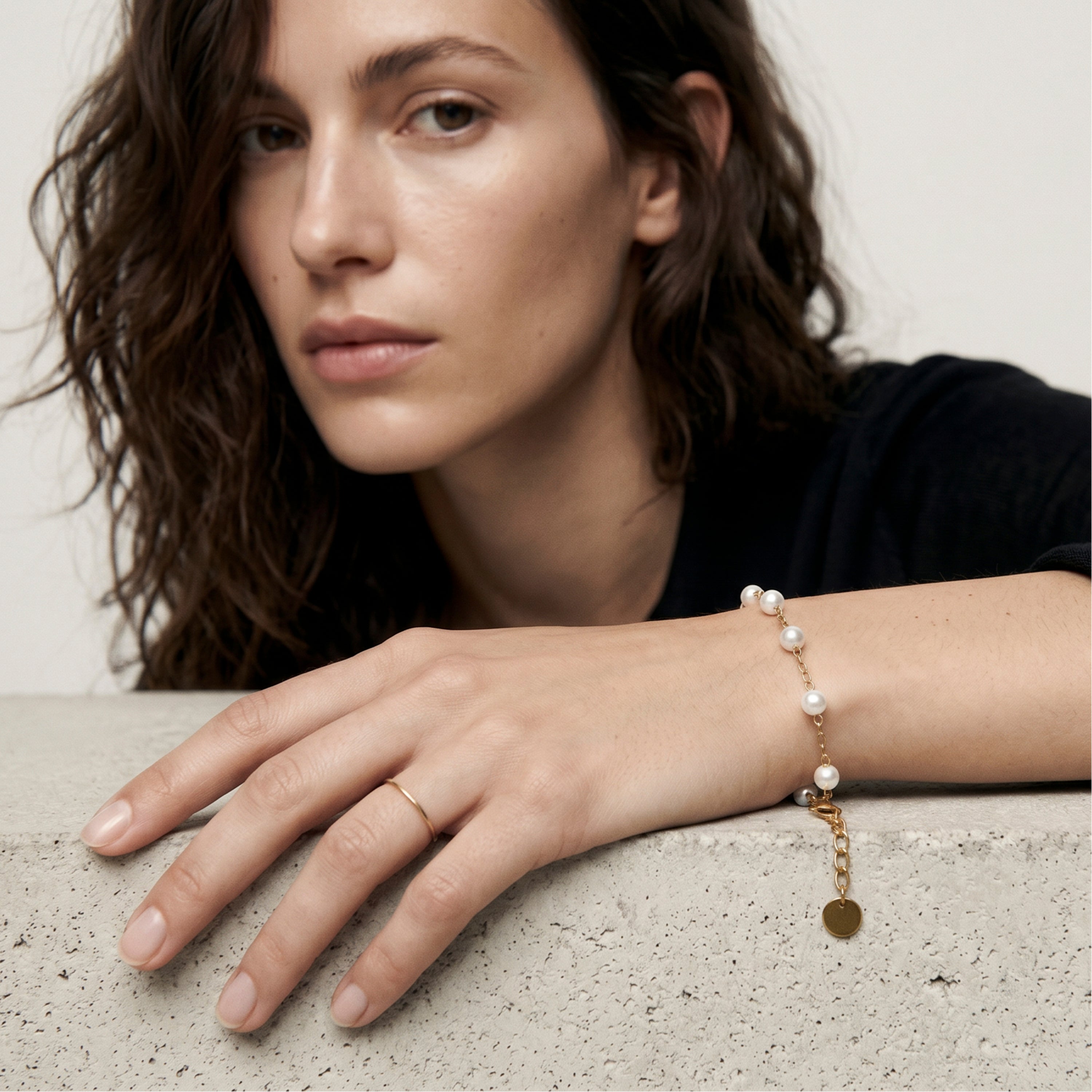 Pulsera de Aleación de Metal y Perla Blanca acabado en oro amarillo de 18k - Redash