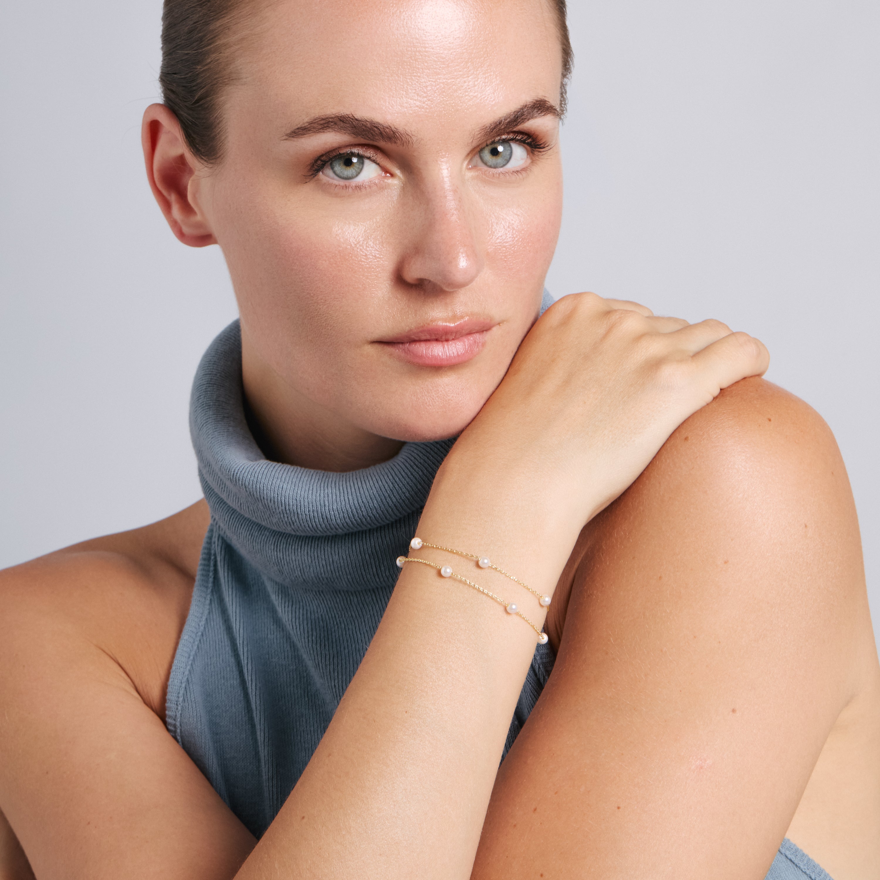 Bracelet en perles blanches, finition en or jaune 18 carats - Fato
