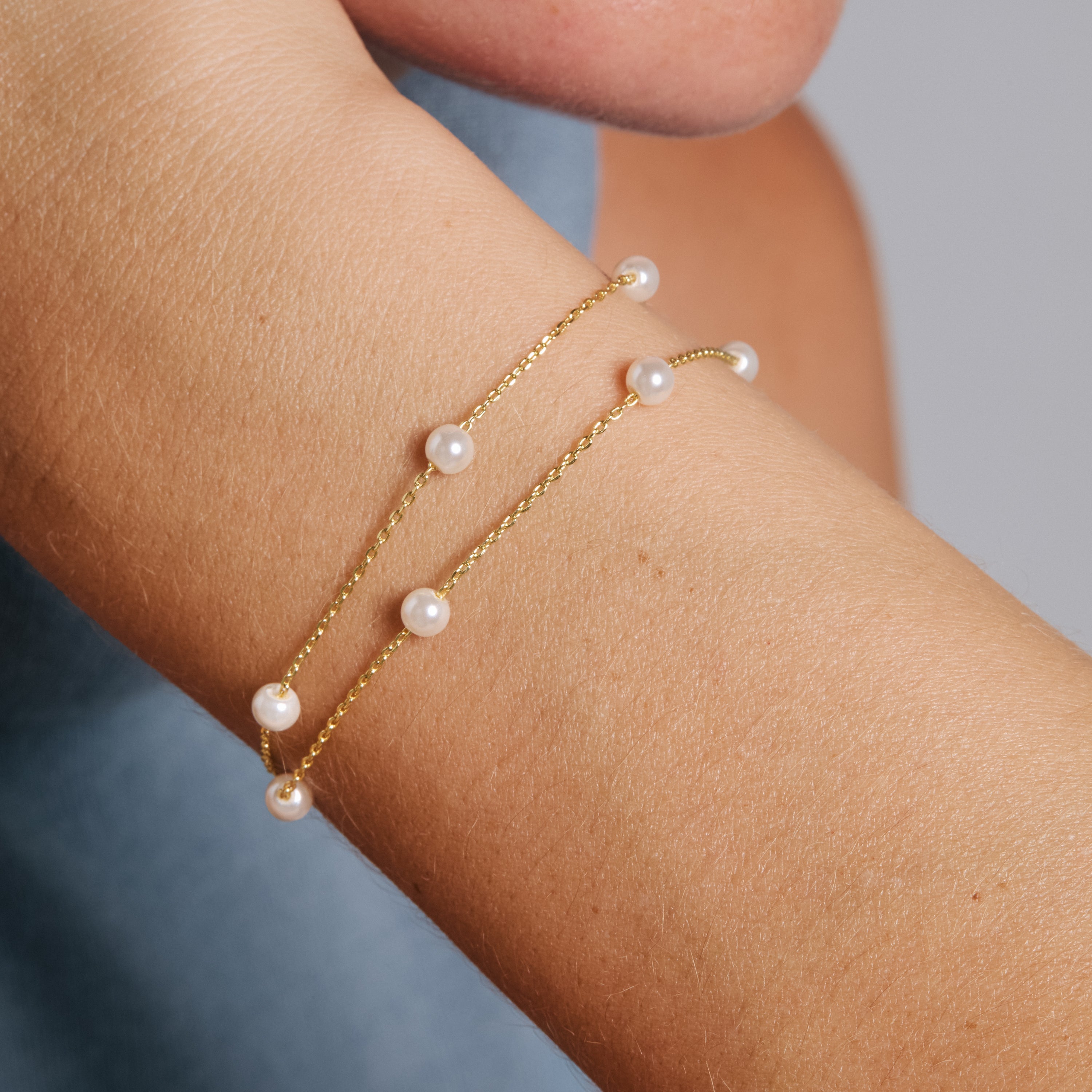 Bracelet en perles blanches, finition en or jaune 18 carats - Fato