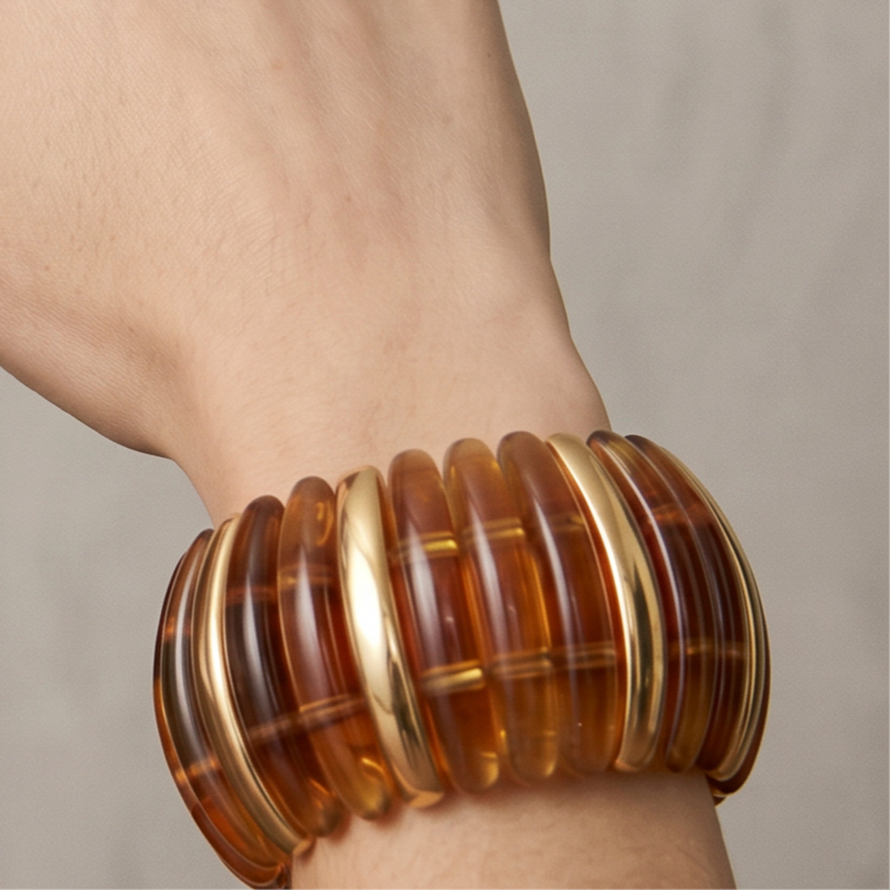 Pulseira de Liga de Metal e Resina Carey com acabamento em ouro amarelo 18k - Doomdur