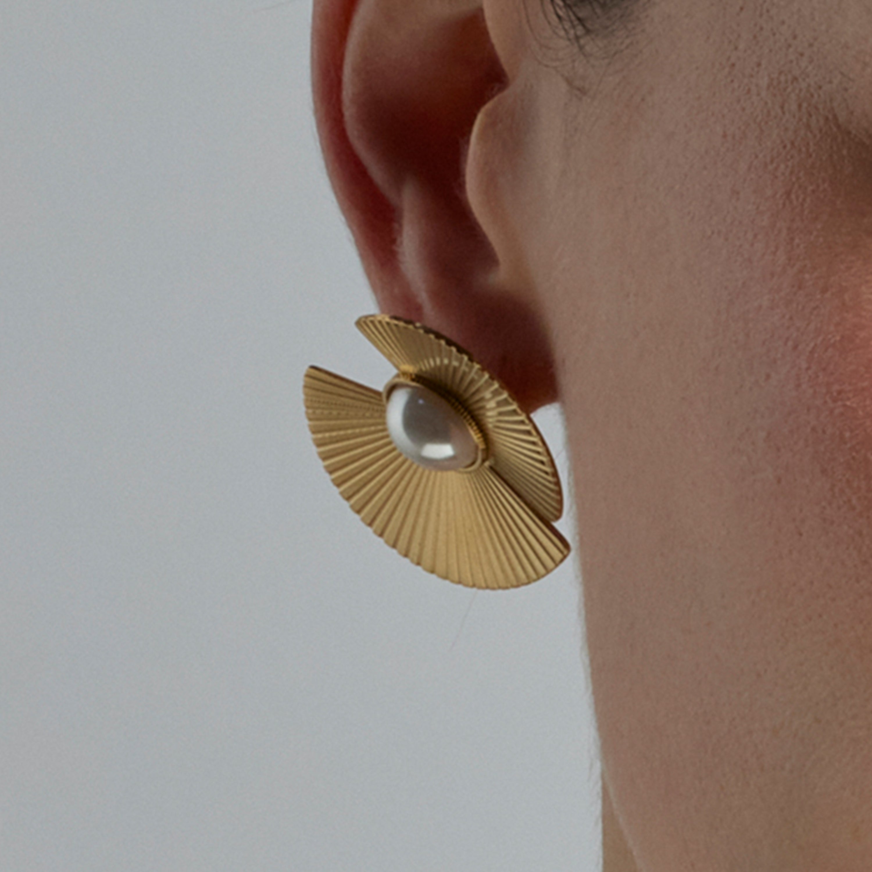 Ohrringe aus weißen Perlen mit 18K Gelbgold-Finish - Lessa
