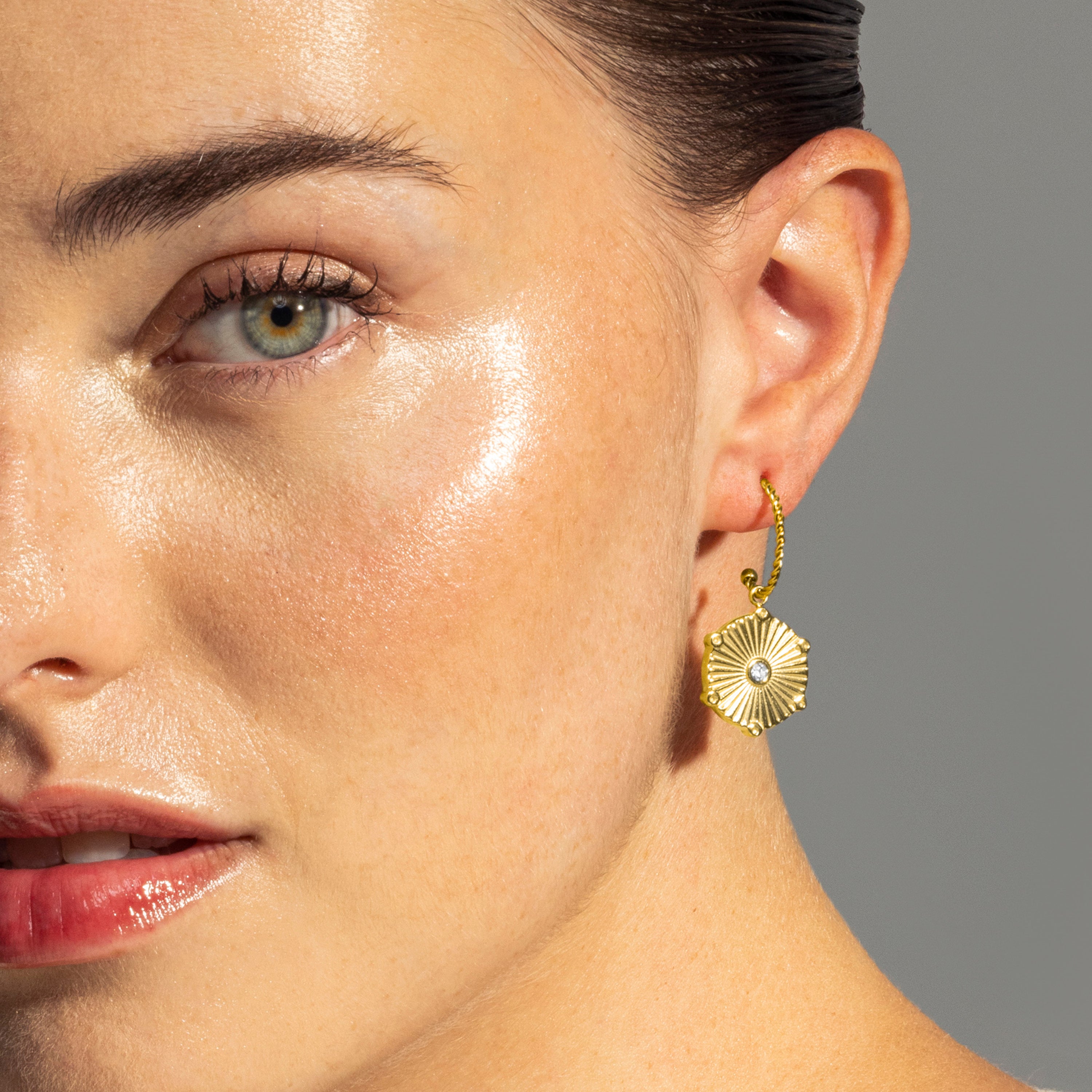 Pendientes de Circonita Brillante acabados en oro amarillo 18K- Rira