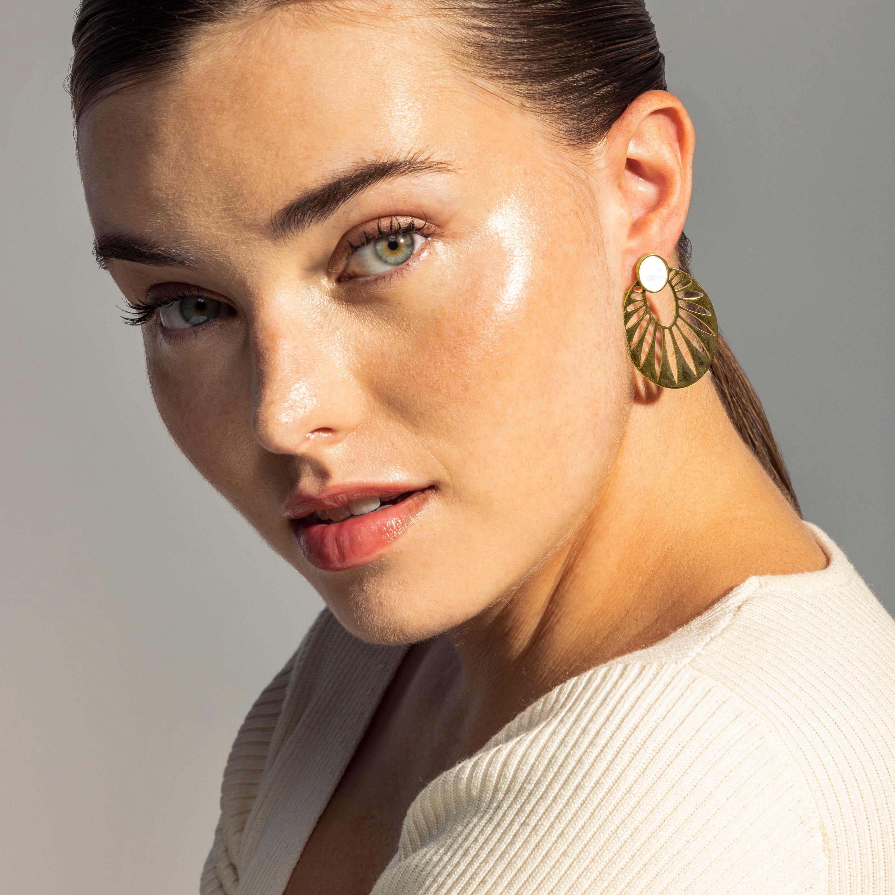 Orecchini in Madreperla Bianca finiti in oro giallo 18K - Elbi