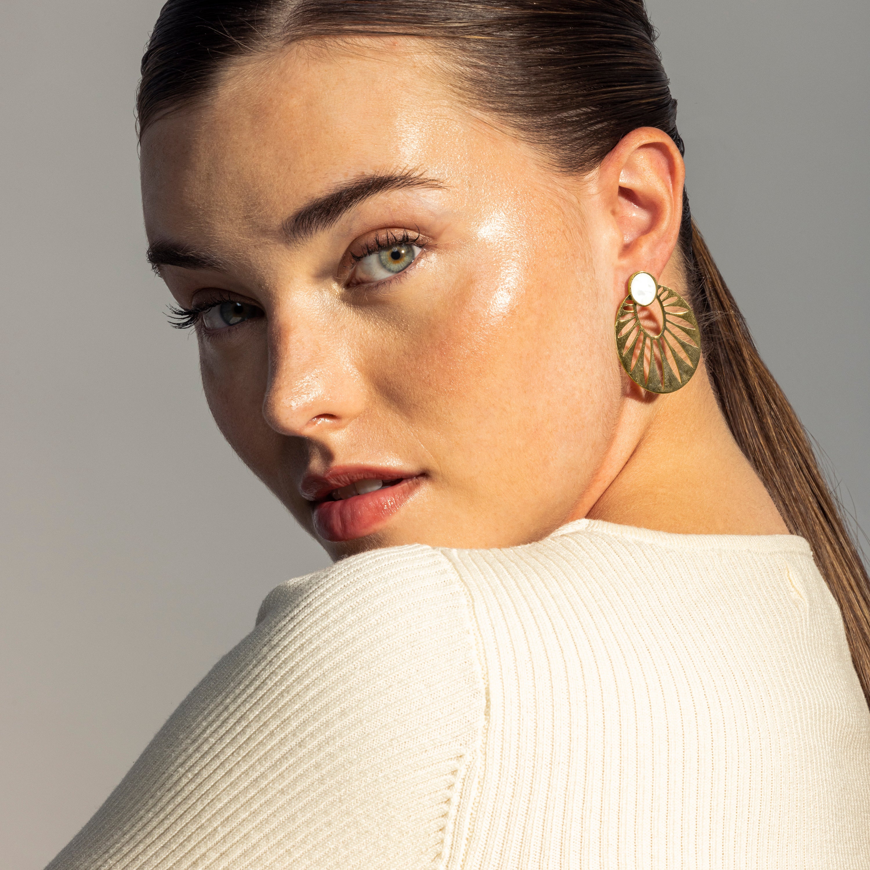 Orecchini in Madreperla Bianca finiti in oro giallo 18K - Elbi