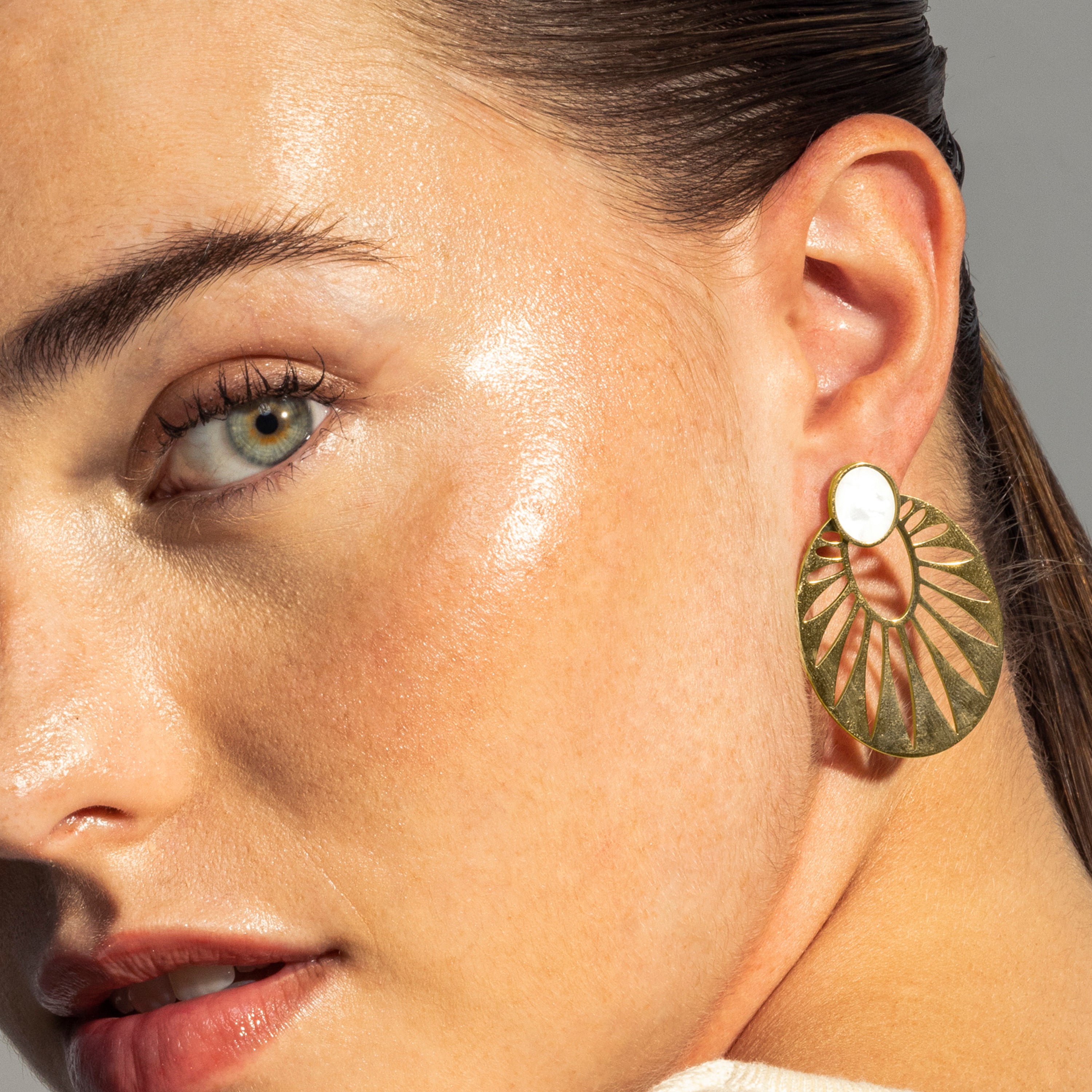 Orecchini in Madreperla Bianca finiti in oro giallo 18K - Elbi
