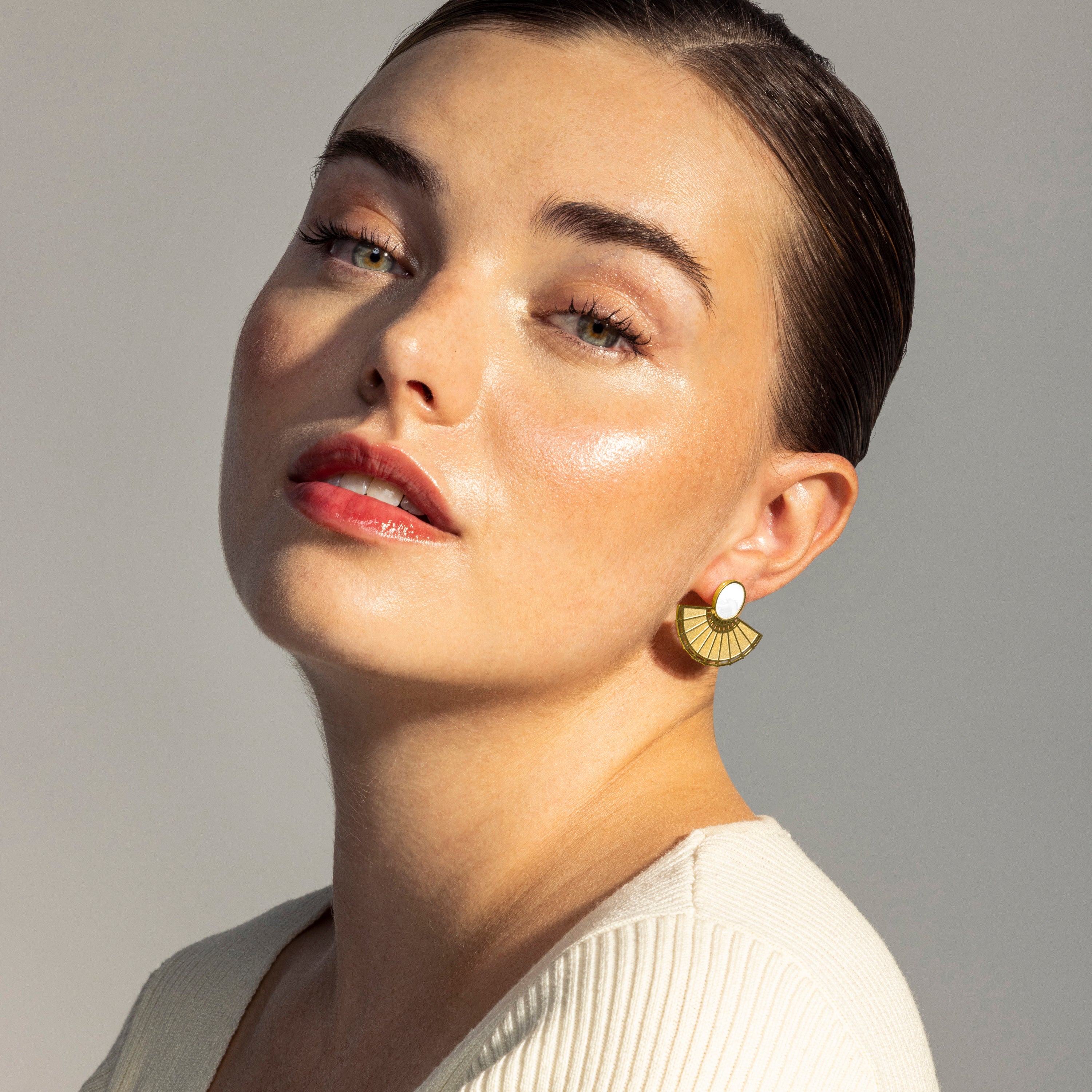 Brincos de Madrepérola Branca acabados em ouro amarelo 18K - Phieo