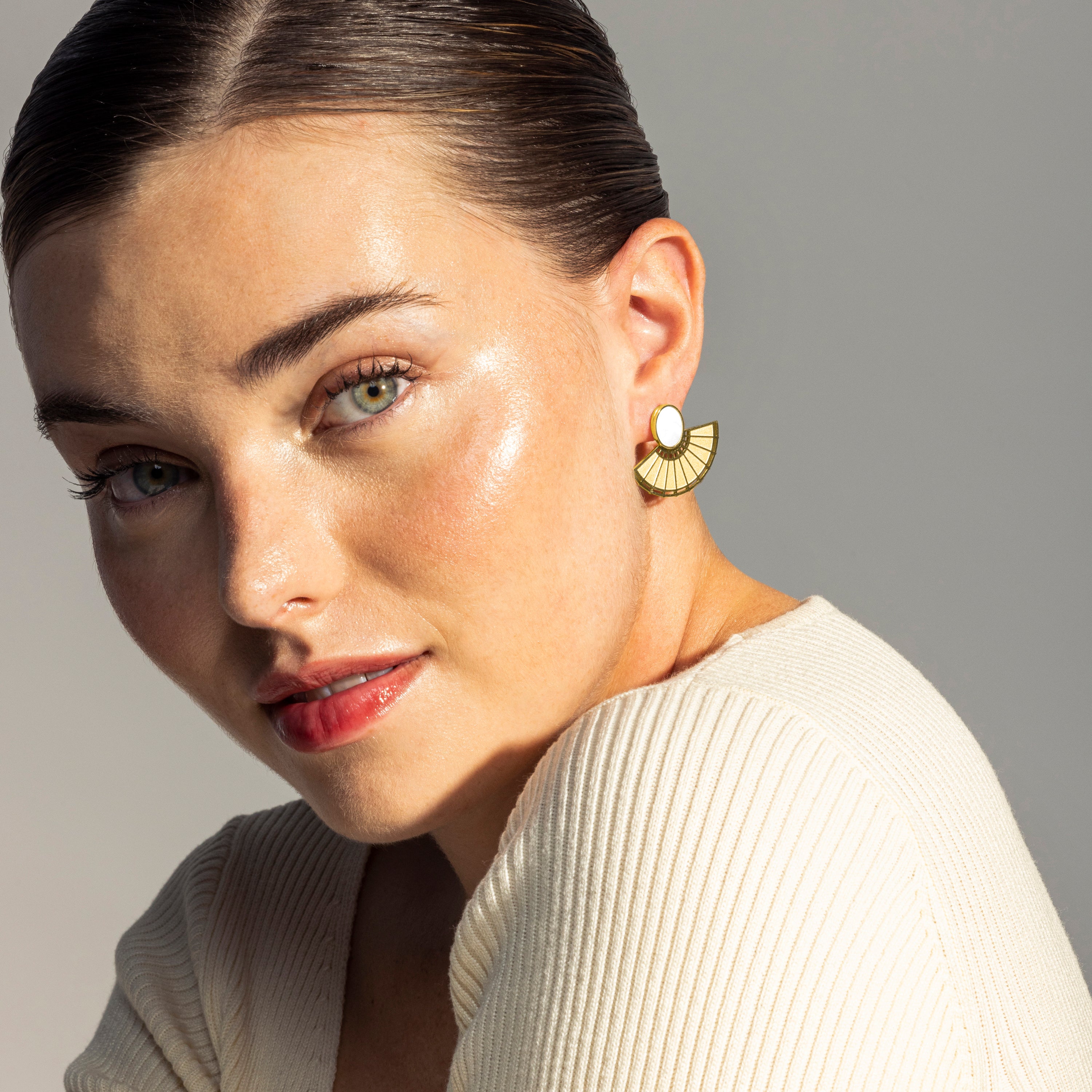 Brincos de Madrepérola Branca acabados em ouro amarelo 18K - Phieo