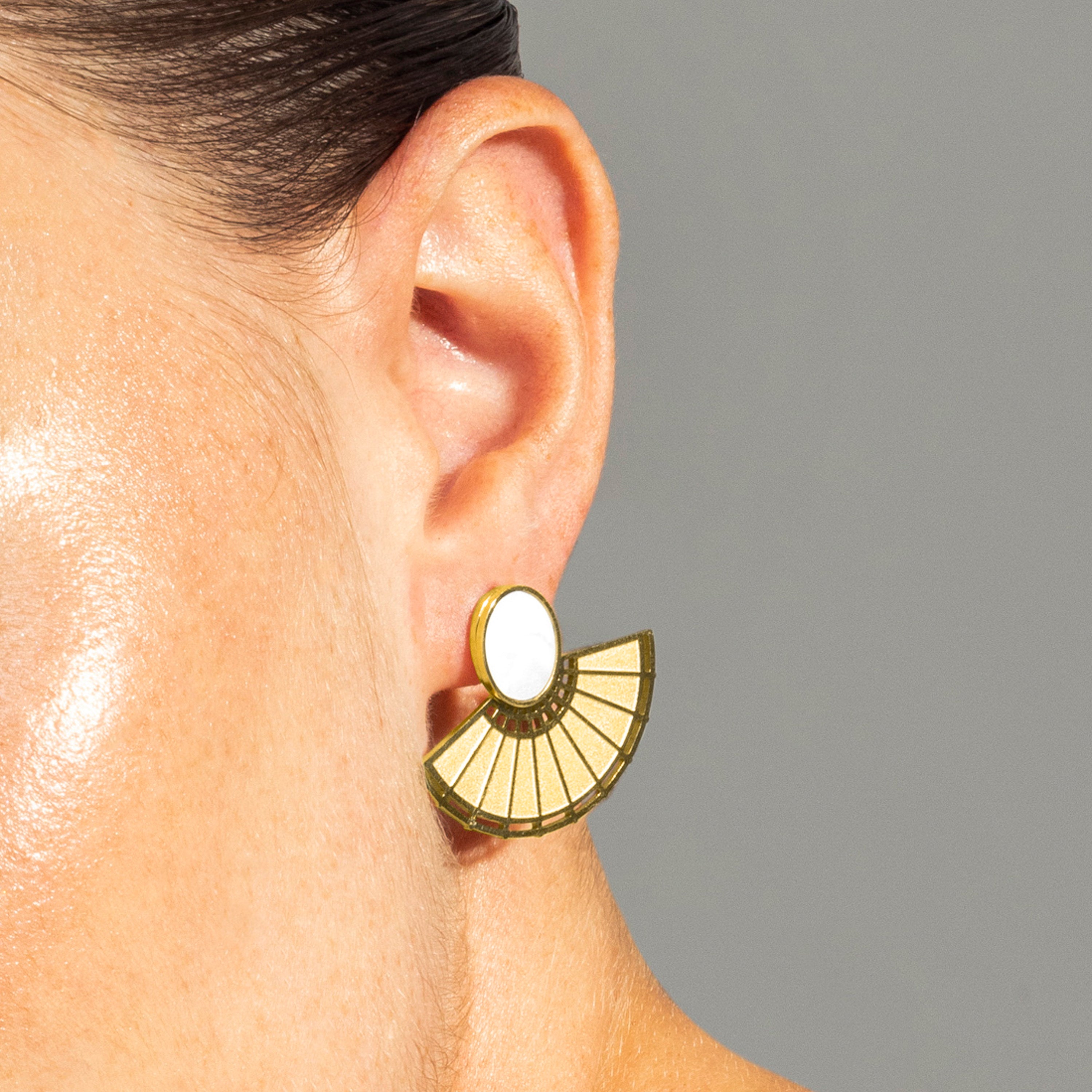 Brincos de Madrepérola Branca acabados em ouro amarelo 18K - Phieo