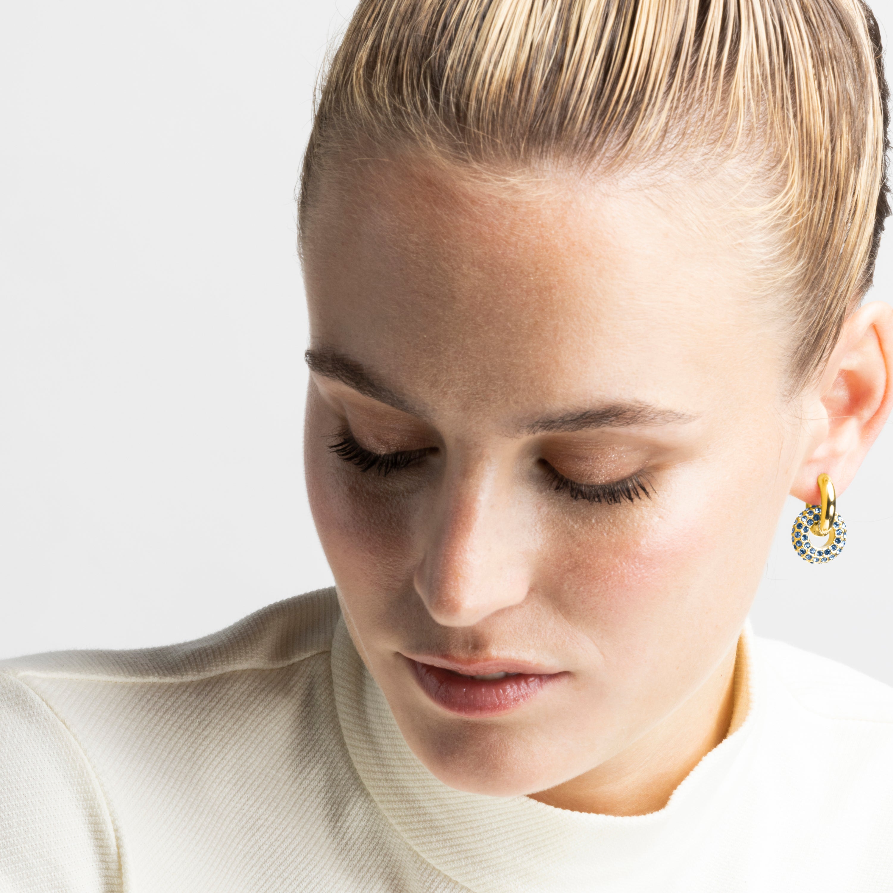 Boucles d'oreilles avec cristal bleu foncé finition or 18k - Rawe